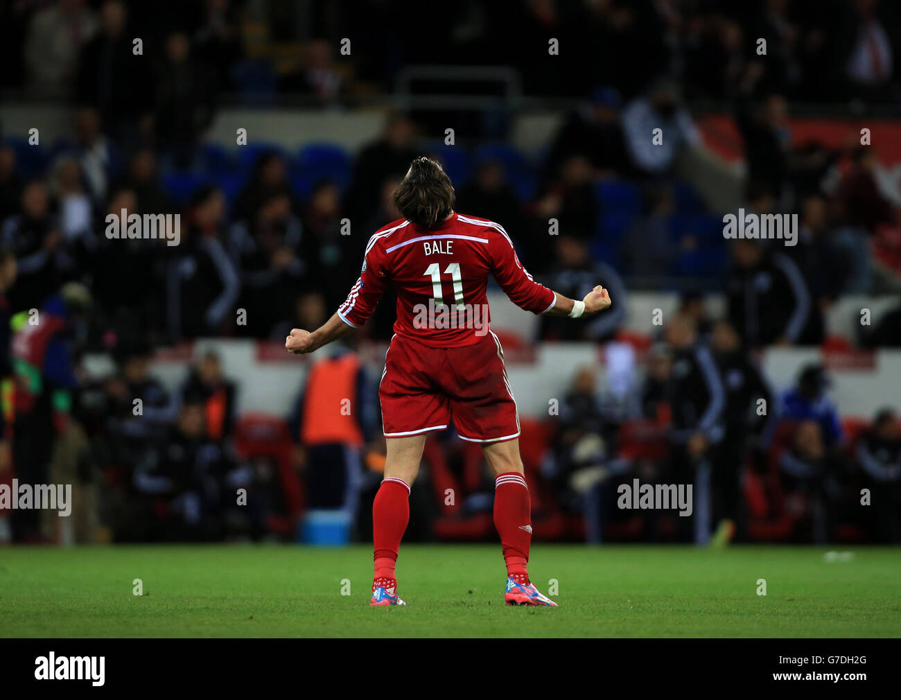 Gareth Bale aus Wales feiert nach dem Qualifikationsspiel der UEFA Euro 2016 im Cardiff City Stadium, Cardiff. Stockfoto