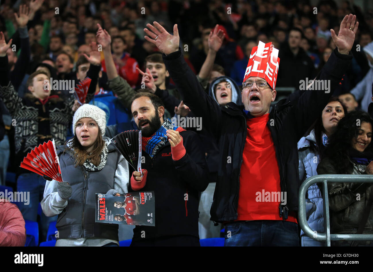Die Fans von Wales zeigen ihre Unterstützung beim Qualifikationsspiel der UEFA Euro 2016 im Cardiff City Stadium, Cardiff. Stockfoto
