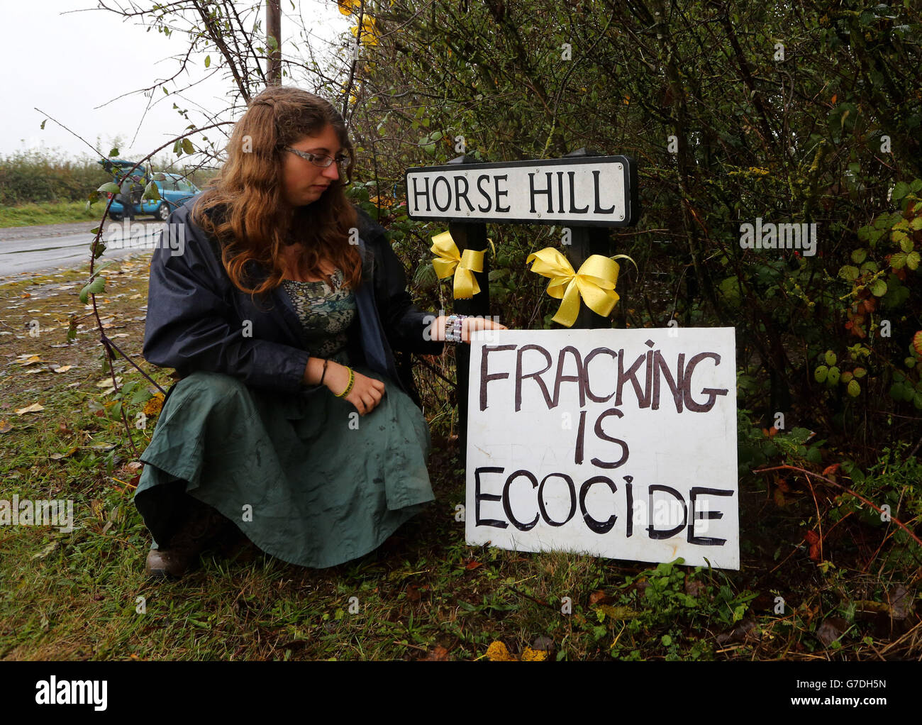 Die Anti-Fracking- und fossile Brennstoffe-Aktivistin Isabelle Bish vor einem Schutzcamp in der Nähe des Entwicklungsstandortes Horley in Surrey, nach einer öffentlichen Besprechung, um das Explorationsbohrprojekt zu diskutieren. Stockfoto