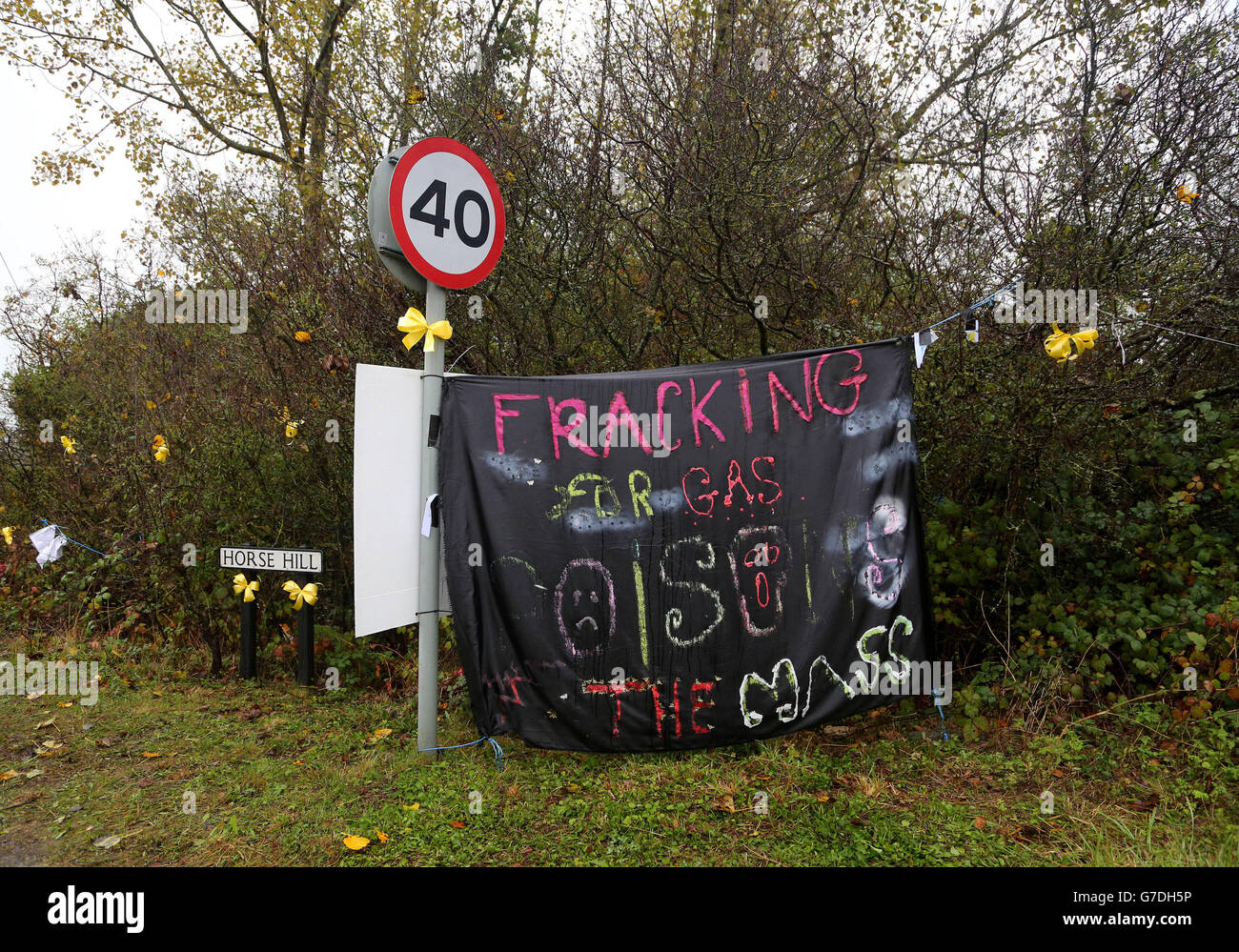 Protestschilder vor einem Schutzlager in der Nähe des Bauprojekts Horse Hill in Horley, Surrey, nach einer öffentlichen Besprechung zum Bohrprojekt. Stockfoto