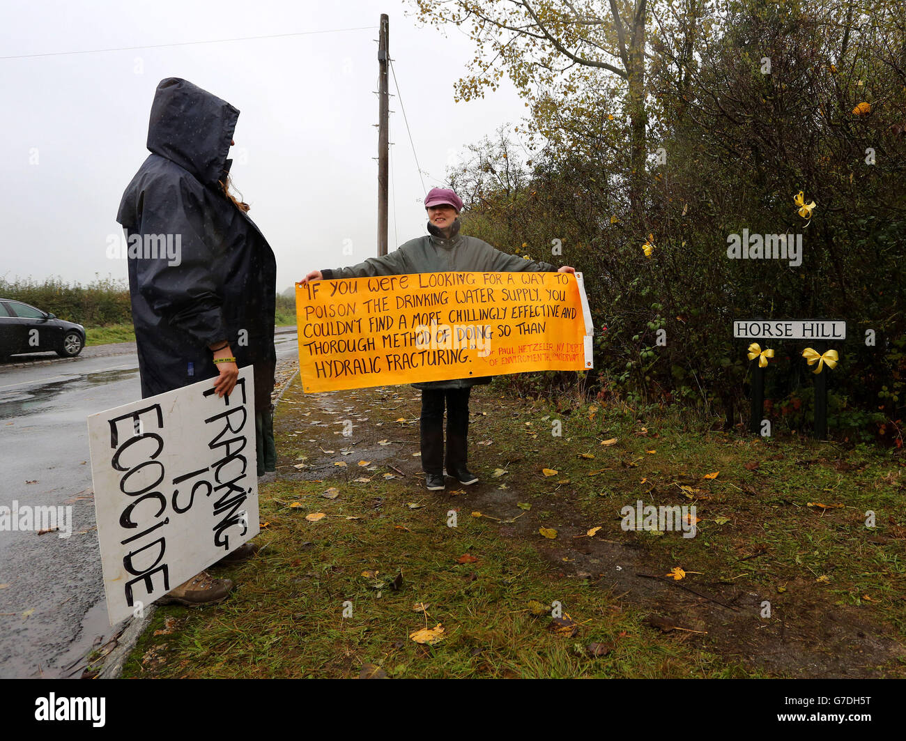 Julia Cardose, die in Sussex lebt, unterstützt sie nach einer öffentlichen Besprechung zur Besprechung des Explorationsbohrprojekts außerhalb eines Schutzlagers in der Nähe des Entwicklungsstandorts Horse Hill in Horley, Surrey. Stockfoto