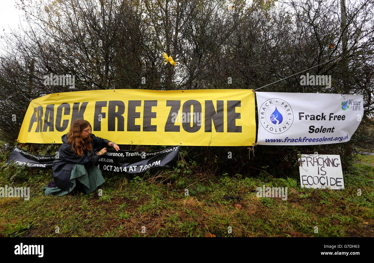 Die Anti-Fracking- und fossile Brennstoffe-Aktivistin Isabelle Bish vor einem Schutzcamp in der Nähe des Entwicklungsstandortes Horley in Surrey, nach einer öffentlichen Besprechung, um das Explorationsbohrprojekt zu diskutieren. Stockfoto