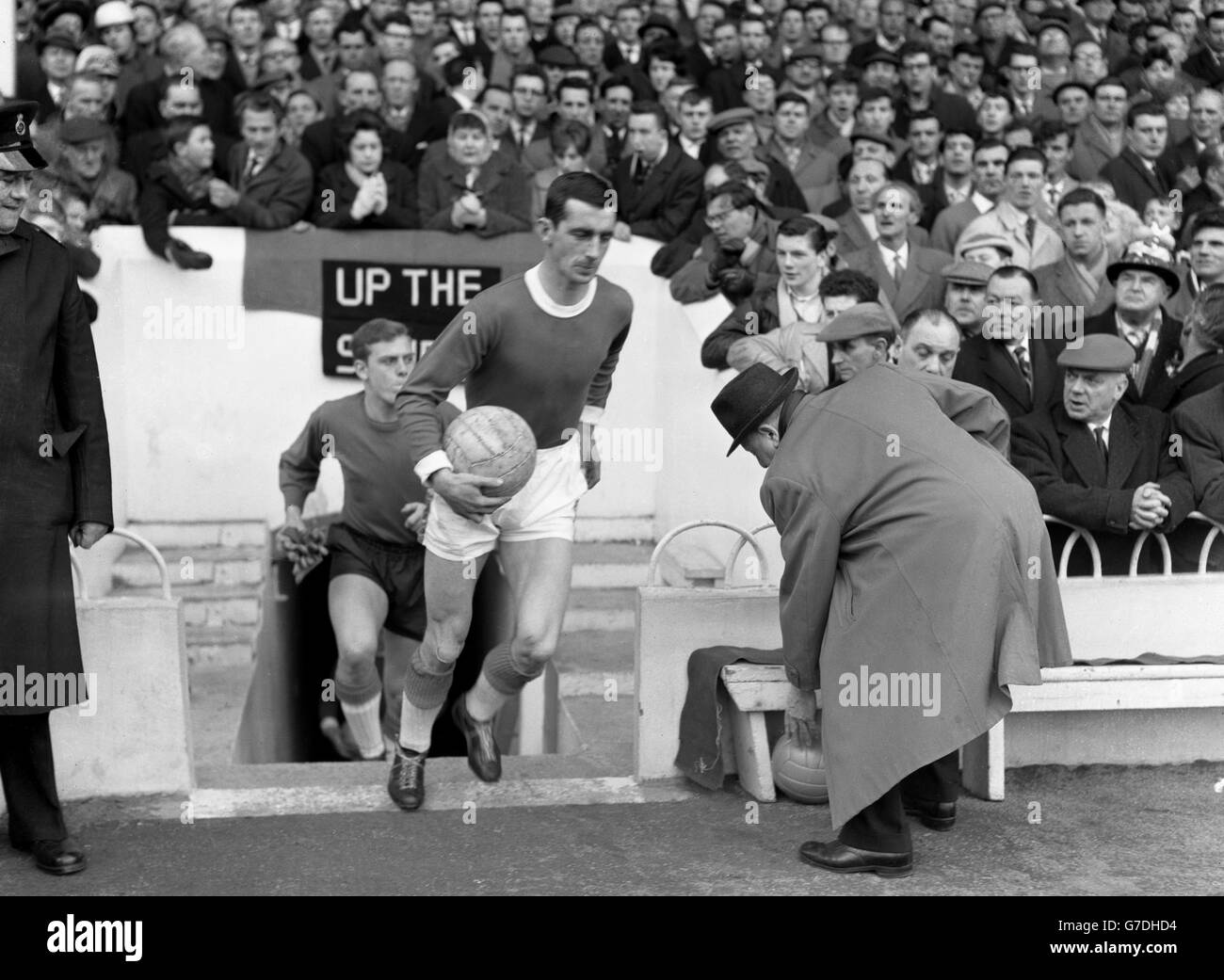 Fußball - League Division One - Tottenham Hotspur gegen Everton - White Hart Lane. Everton Captain Roy Vernon taucht aus dem Tunnel vor Torwart Gordon West auf. Stockfoto