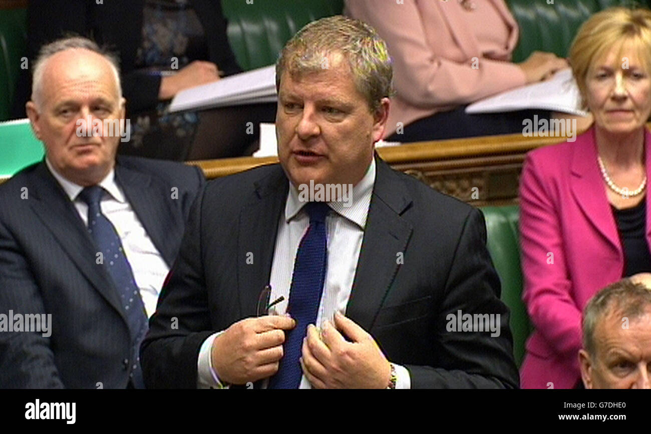 Der SNP-Abgeordnete Angus Robertson spricht während einer Debatte über die Dezentralisierung innerhalb des Vereinigten Königreichs im britischen Unterhaus, London. Stockfoto
