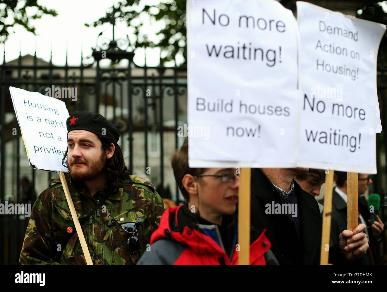 Demonstranten vor dem Leinster House, Dublin, als Finanzminister Michael Noonan den Haushaltsplan 2015 übergab. Stockfoto