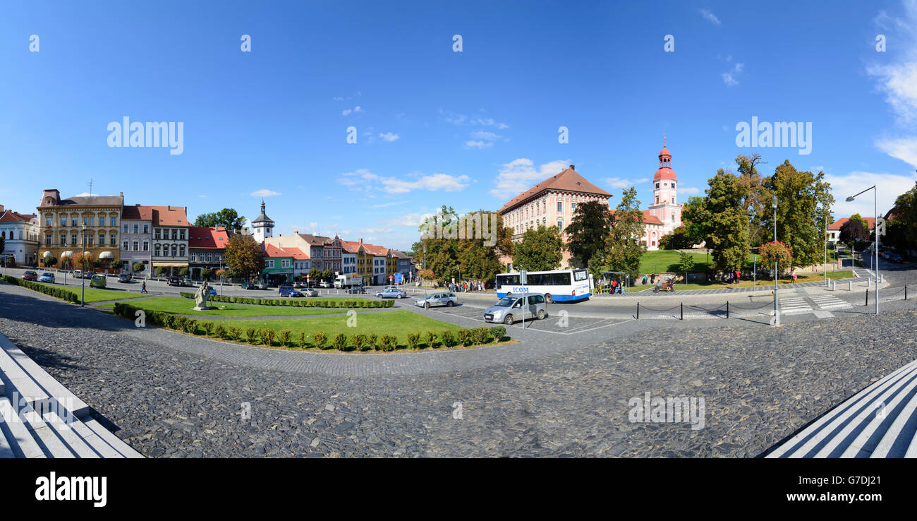 Karlsplatz (Karlovo Náměstí), im Hintergrund der Wachturm (Mestská Hláska) und Rienzos Schloss (rechts), Roudnic Stockfoto