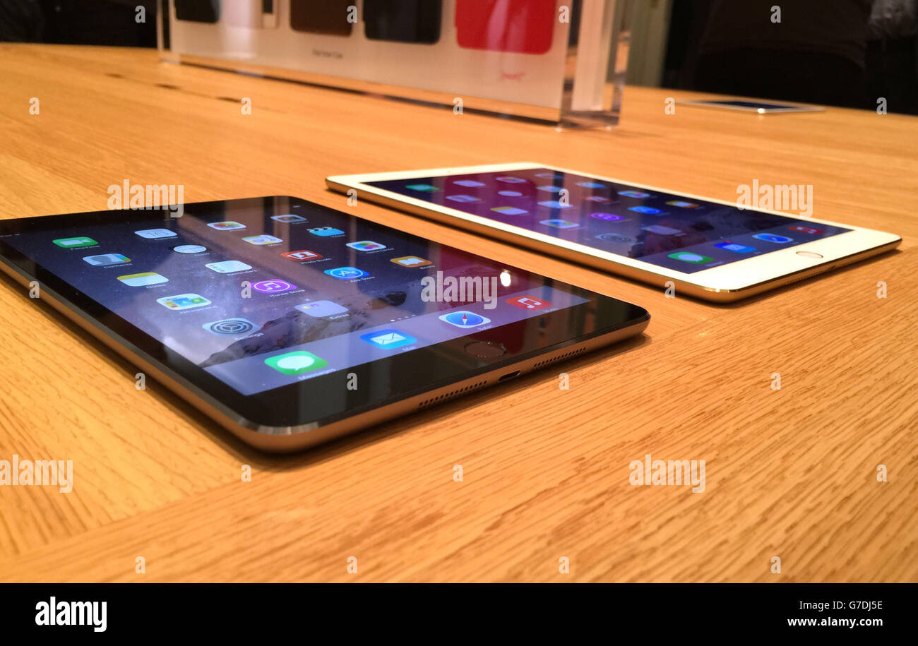 Das neue Apple iPad mini 3 (links) und iPad Air 2 wurden bei einem europäischen Sonderevent in Berlin vorgestellt, als sie bei einem Live-Event in Kalifornien vorgestellt wurden. Stockfoto