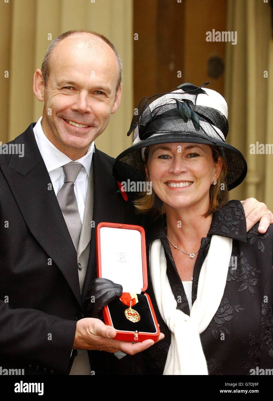 Sir Clive Woodward, der im Buckingham Palace im Zentrum von London seine Ritterschaft von der britischen Königin Elizabeth II erhielt, gewann mit seiner Frau Jayne die englische Weltmeisterschaft. Stockfoto