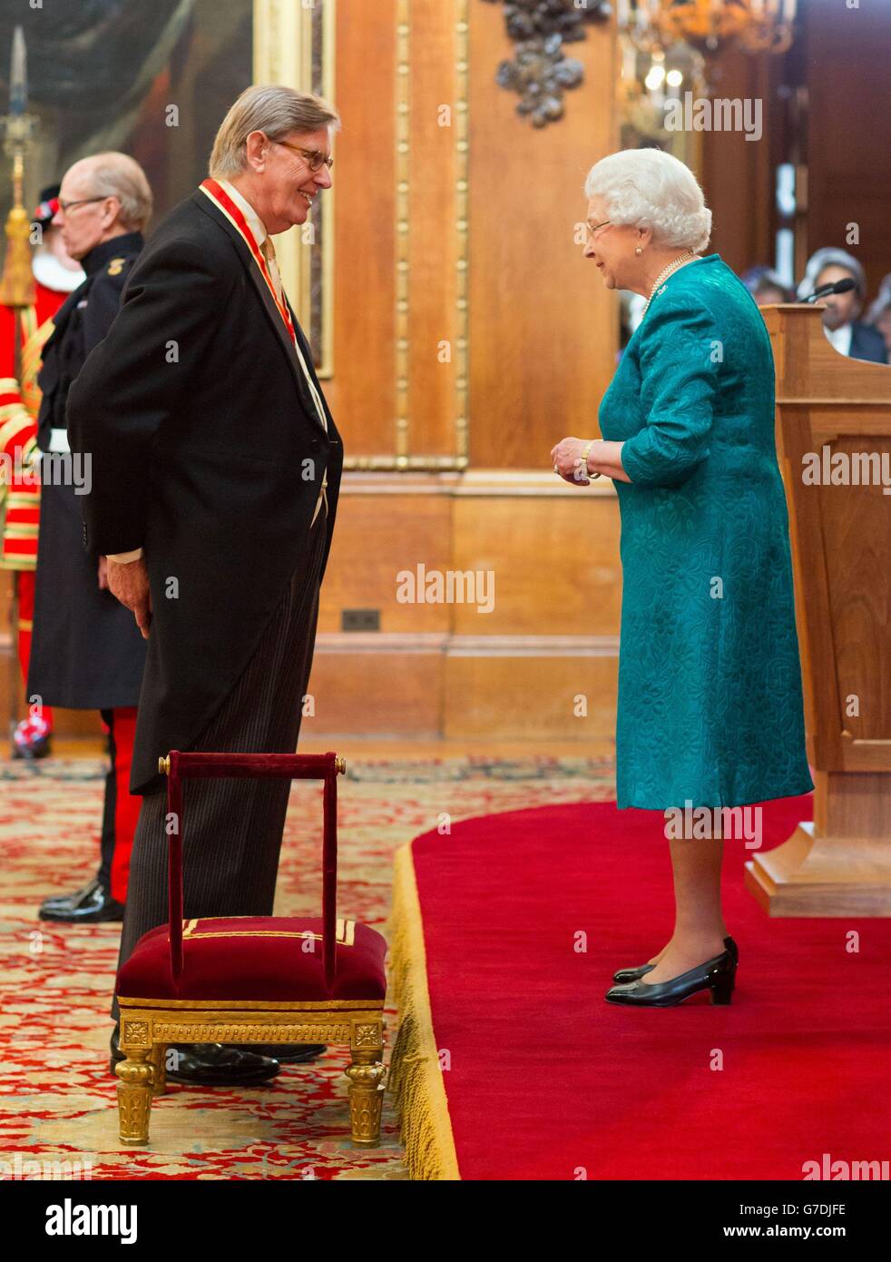 Sir William Cash aus Nr Bridgnorth wird von Königin Elizabeth II. Während einer Investiturzeremonie im Schloss Windsor zum Knight Bachelor of the British Empire gemacht. Stockfoto