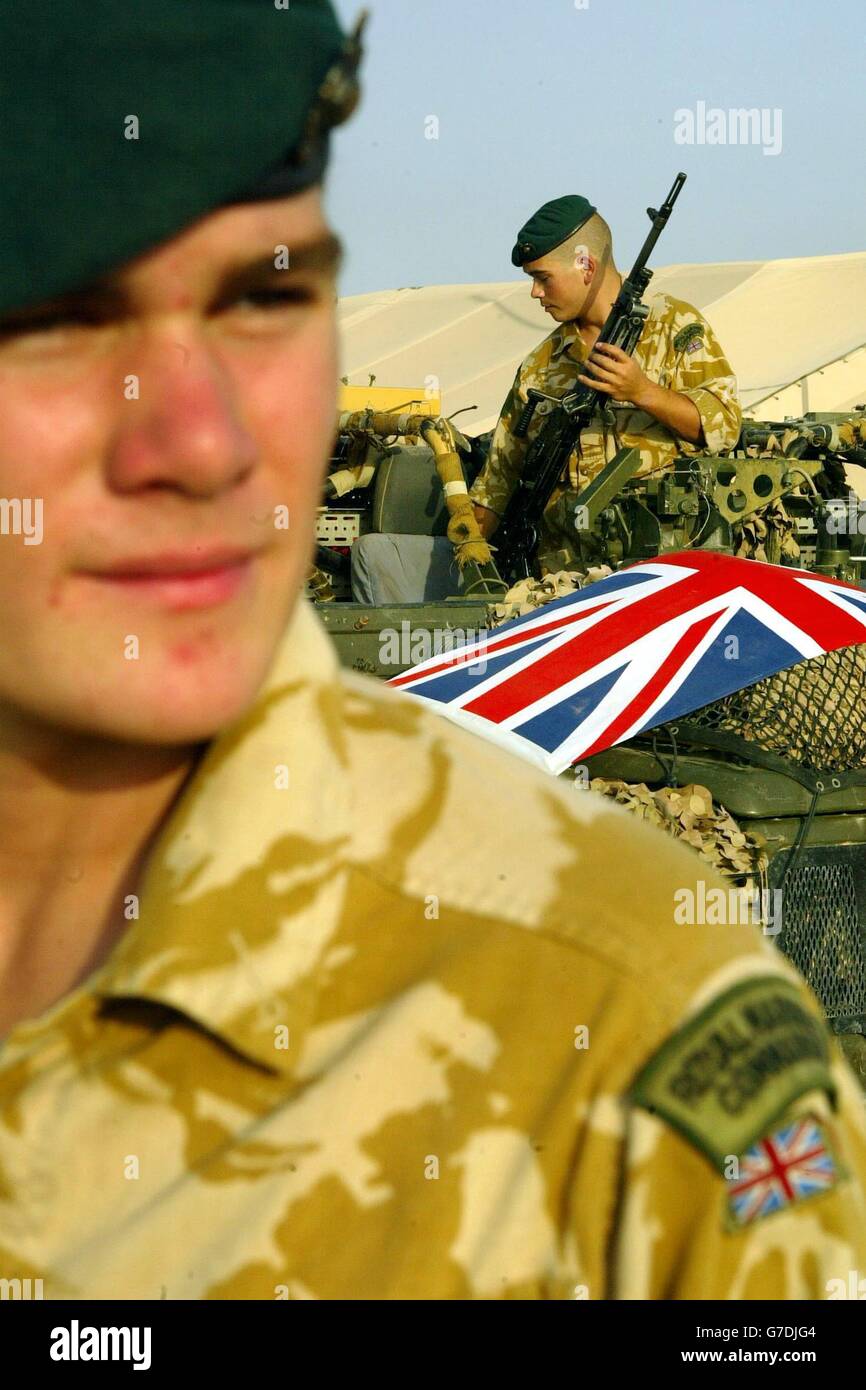 Craig Jones aus Cardiff, ein Marinestützpunkt auf der Logistikbasis Shaibah mit 40 Commando (Heimatbasis Summerset, Großbritannien), schaut zu, während andere Mitglieder seines Unternehmens sich darauf vorbereiten, auszuziehen, um die Black Watch im Camp Dogwood, 20 Meilen westlich von Bagdad, zu unterstützen. Die 40 Commando Royal Marines ist Teil der Black Watch-Kampfgruppe, die in dem Gebiet tätig sein wird, in dem die US 24 Marine Expeditionary Unit eingesetzt wurde. Stockfoto