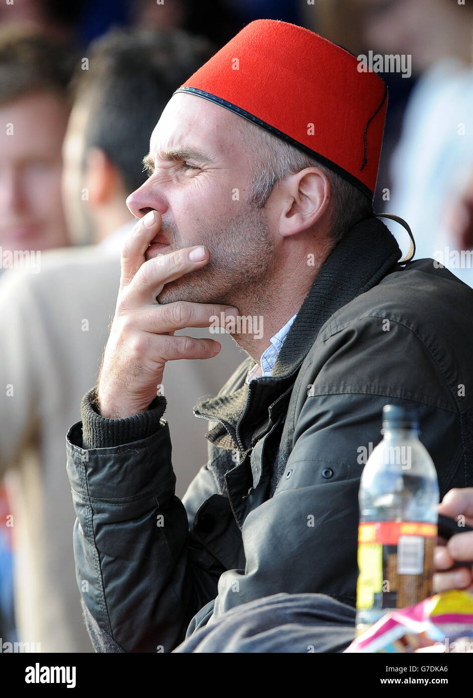 Fußball - Sky Bet League One - Crawley Town V Peterborough United - Checkatrade.com Stadium. Ein Fan auf den Tribünen zeigt seine Unterstützung in einem Fes-Hut Stockfoto