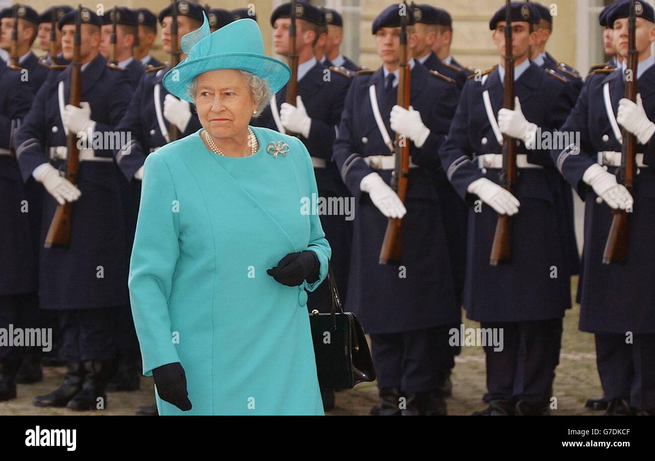 Königin Elisabeth II. Geht zu Beginn ihres dreitägigen Staatsbesuchs in Deutschland an einer Festwache auf Schloss Charlottenburg in Berlin vorbei. Während ihres Besuchs beim Herzog von Edinburgh wird die Königin dort speisen, wo der Diktator des Zweiten Weltkriegs, Adolf Hitler, einst seine SS-Generäle zusammenbrachte und gegen britische "Kriegshetzer" schimpfte. Stockfoto