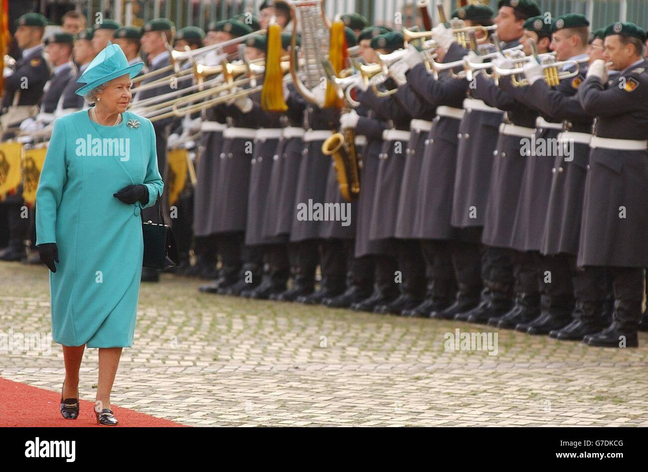 Königin Elisabeth II. Geht zu Beginn ihres dreitägigen Staatsbesuchs in Deutschland an einer Festwache auf Schloss Charlottenburg in Berlin vorbei. Während ihres Besuchs beim Herzog von Edinburgh wird die Königin dort speisen, wo der Diktator des Zweiten Weltkriegs, Adolf Hitler, einst seine SS-Generäle zusammenbrachte und gegen britische "Kriegshetzer" schimpfte. Stockfoto