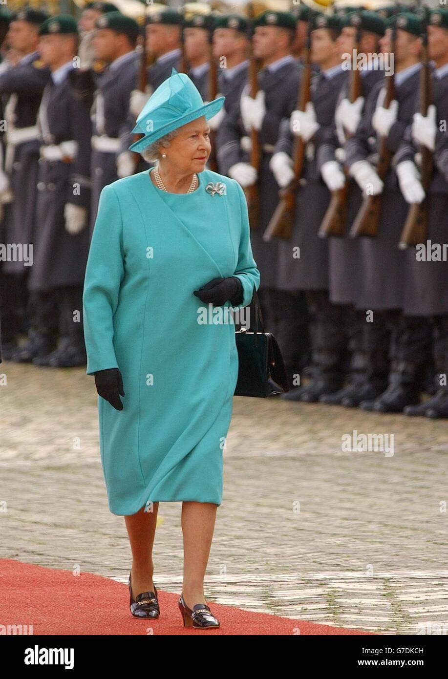 Königin Elisabeth II. Geht zu Beginn ihres dreitägigen Staatsbesuchs in Deutschland an einer Festwache auf Schloss Charlottenburg in Berlin vorbei. Während ihres Besuchs beim Herzog von Edinburgh wird die Königin dort speisen, wo der Diktator des Zweiten Weltkriegs, Adolf Hitler, einst seine SS-Generäle zusammenbrachte und gegen britische "Kriegshetzer" schimpfte. Stockfoto