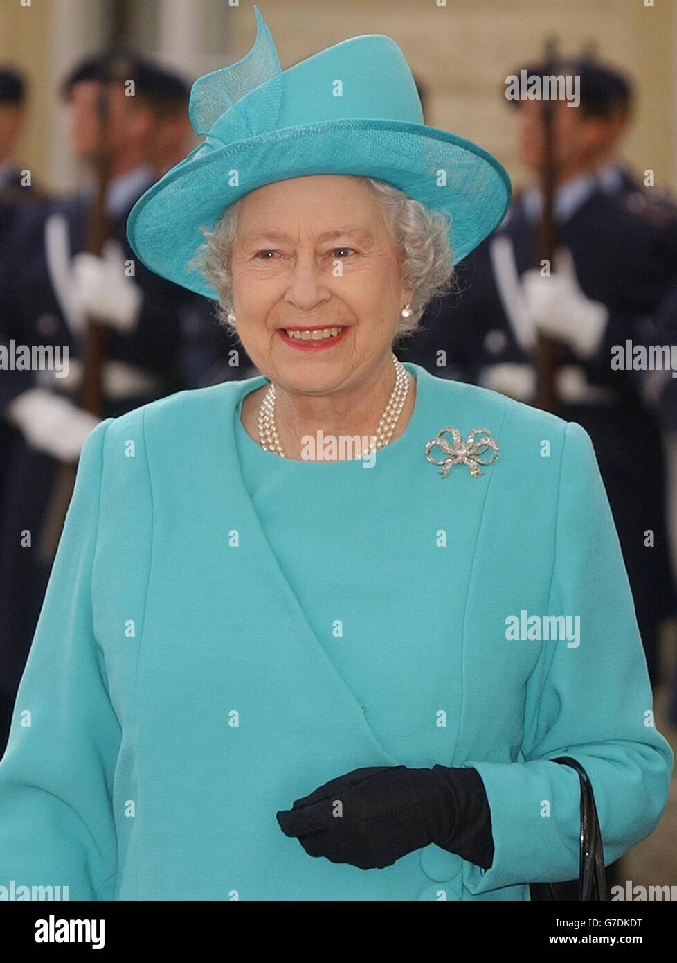 Königin Elisabeth II. Geht zu Beginn ihres dreitägigen Staatsbesuchs in Deutschland an einer Festwache auf Schloss Charlottenburg in Berlin vorbei. Während ihres Besuchs beim Herzog von Edinburgh wird die Königin dort speisen, wo der Diktator des Zweiten Weltkriegs, Adolf Hitler, einst seine SS-Generäle zusammenbrachte und gegen britische "Kriegshetzer" schimpfte. Stockfoto