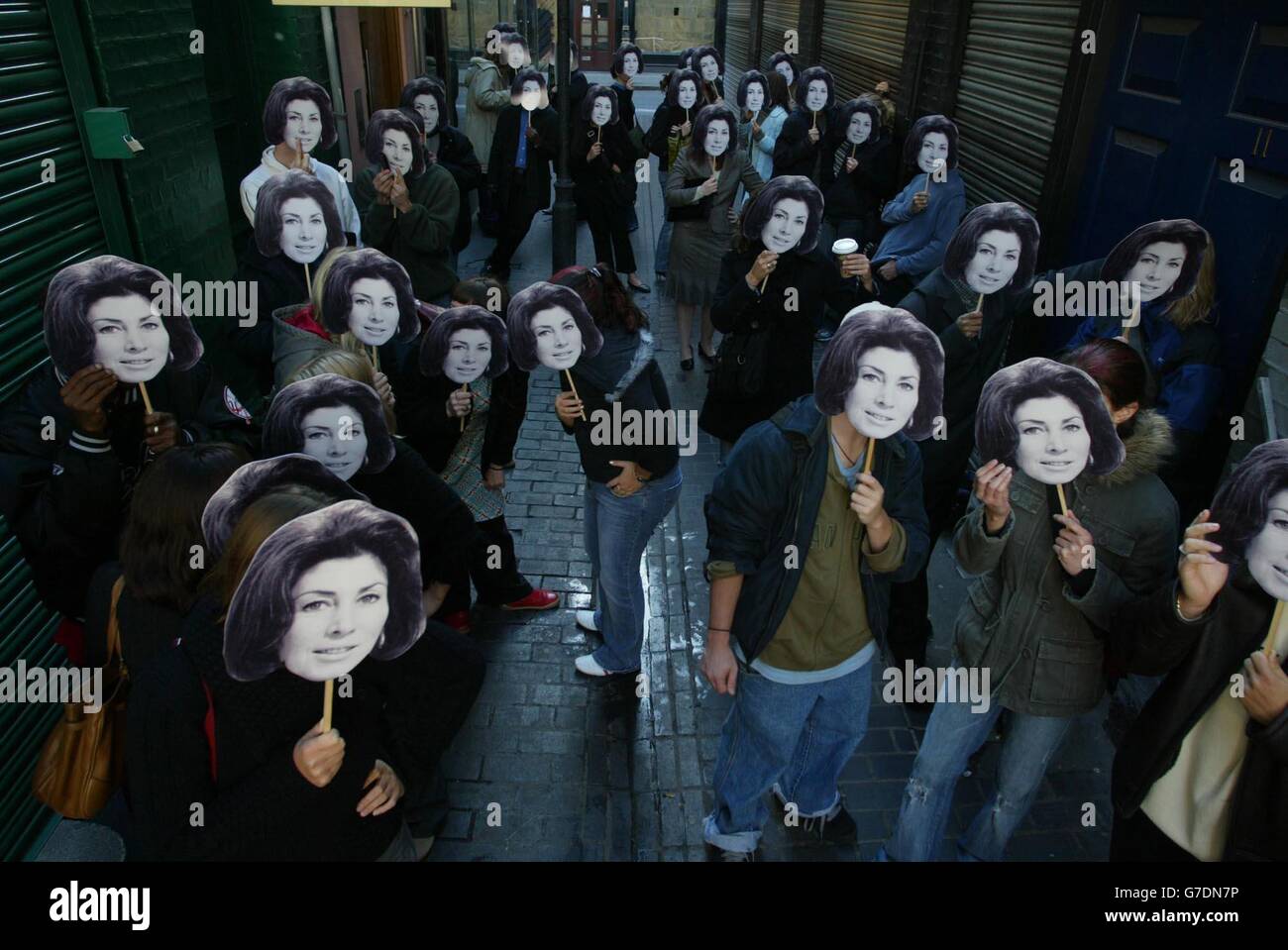 Fans von Valerie Singleton mobilisieren in London, um ihre Rückkehr auf den kleinen Bildschirm an diesem Sonntag bekannt zu geben. Valerie spielt in einem alten Film, der kürzlich von einem Dachboden in Scarborough geborgen wurde und vor 25 Jahren gedreht wurde, um die Markteinführung von McCain Oven Chips zu fördern. Der Film wird nun in seiner Gesamtheit im nationalen Fernsehen gezeigt, nur einmal, während der Werbepause der Coronation Street, 10. Oktober, 19:45 Uhr auf ITV, und dabei als erster Film überhaupt eine ganze Primetime-Pause in die Geschichte des Fernsehens aufnehmen. Stockfoto
