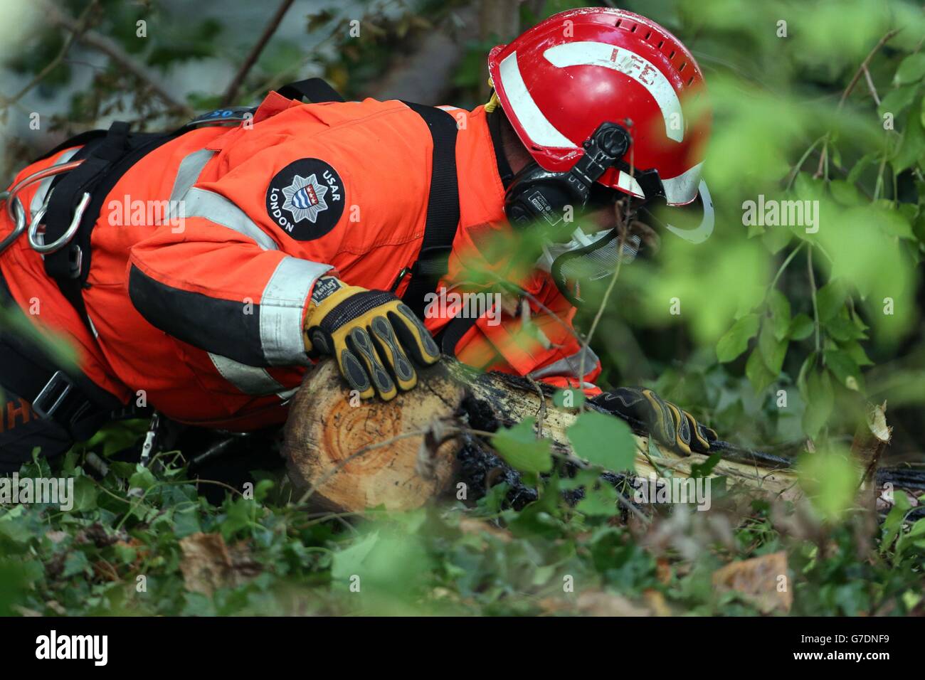 Spezialisten des Londoner Feuerwehr-Teams für städtische Such- und Rettungsdienste räumen das Ufer des Flusses Brent in Hanwell, West-London, auf der Suche nach der vermissten Alice Gross. Stockfoto