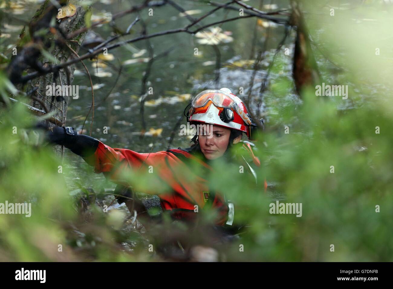 Spezialisten des Londoner Feuerwehr-Teams für städtische Such- und Rettungsdienste räumen das Ufer des Flusses Brent in Hanwell, West-London, auf der Suche nach der vermissten Alice Gross. Stockfoto