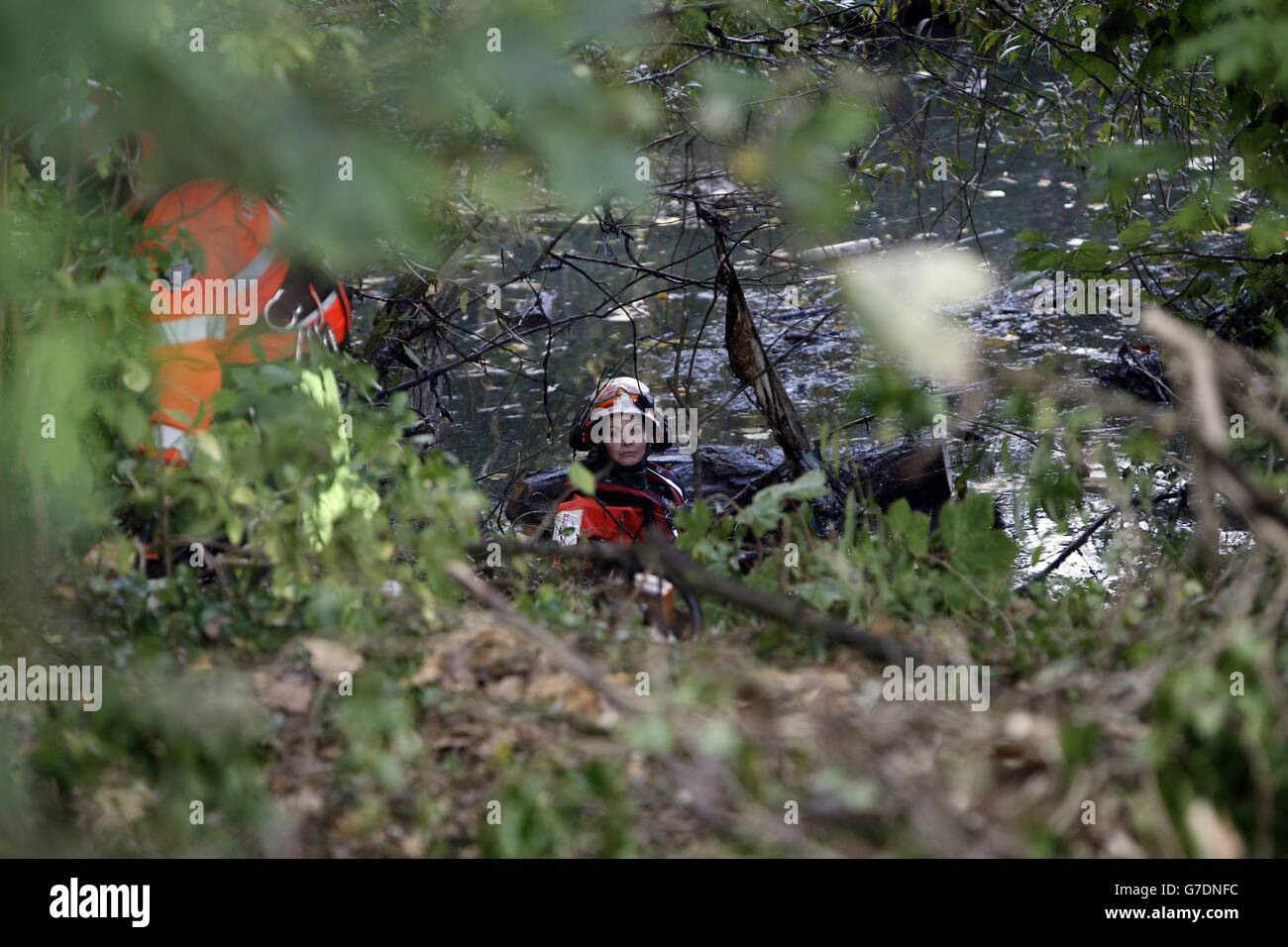 Spezialisten des Londoner Feuerwehr-Teams für städtische Such- und Rettungsdienste räumen das Ufer des Flusses Brent in Hanwell, West-London, auf der Suche nach der vermissten Alice Gross. Stockfoto