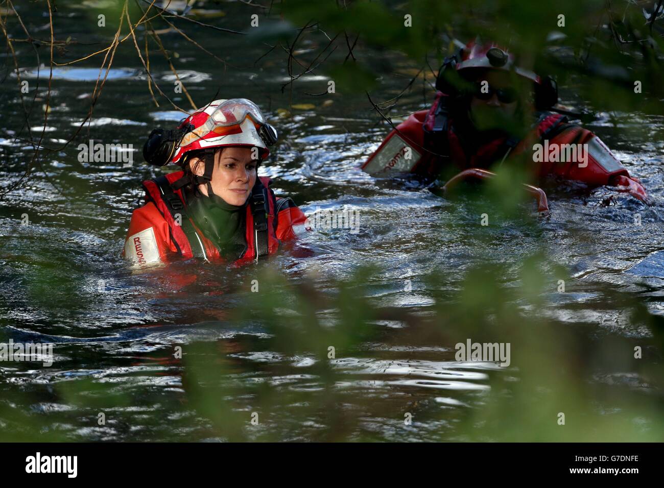Spezialisten des Londoner Feuerwehr-Teams für städtische Such- und Rettungsdienste räumen das Ufer des Flusses Brent in Hanwell, West-London, auf der Suche nach der vermissten Alice Gross. Stockfoto