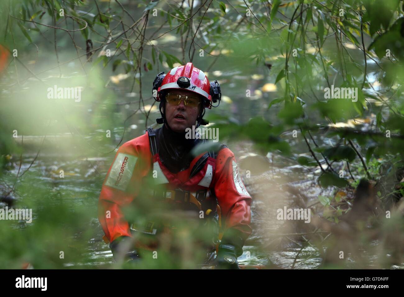 Spezialisten des Londoner Feuerwehr-Teams für städtische Such- und Rettungsdienste räumen das Ufer des Flusses Brent in Hanwell, West-London, auf der Suche nach der vermissten Alice Gross. Stockfoto
