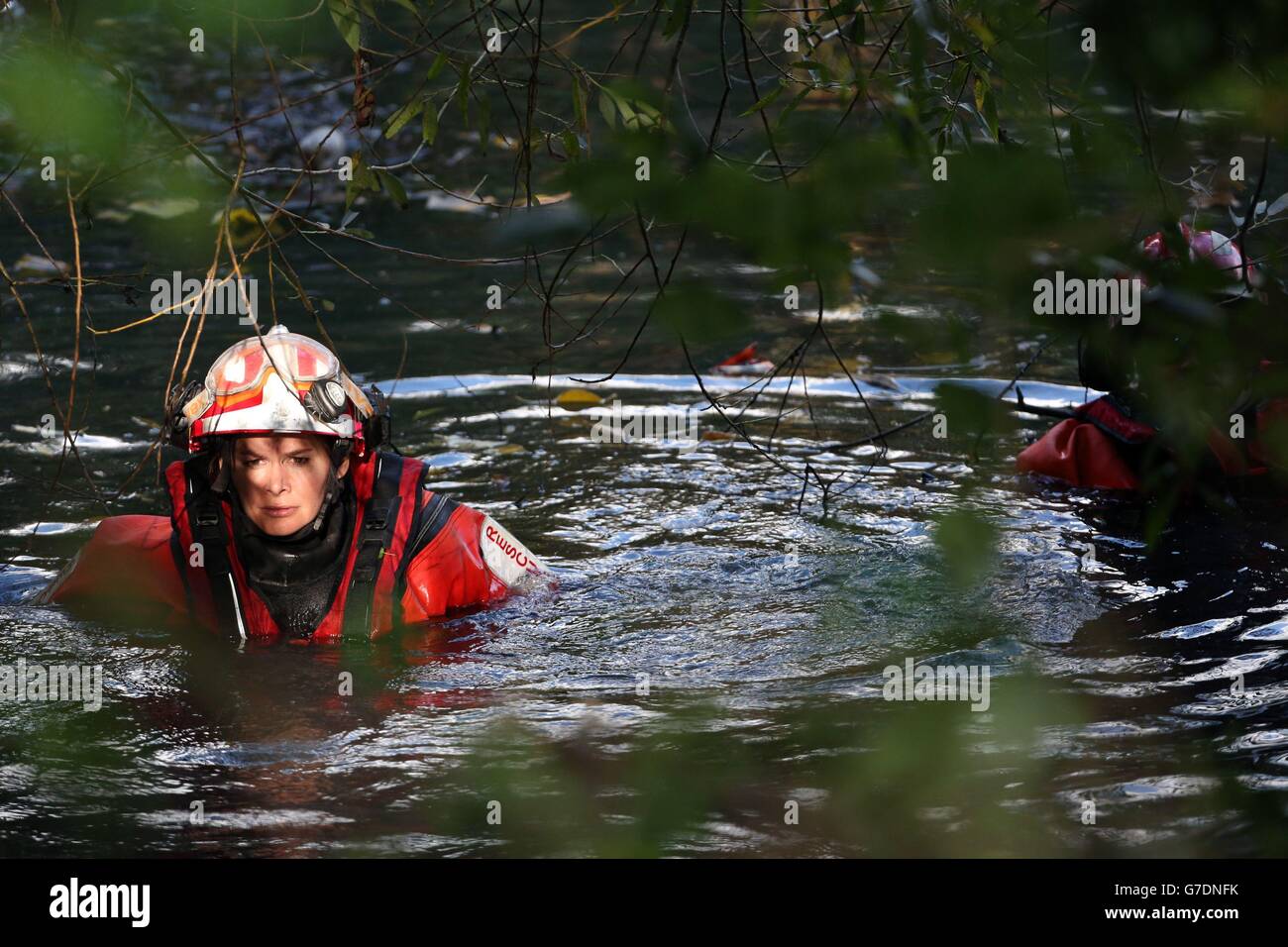 Spezialisten des Londoner Feuerwehr-Teams für städtische Such- und Rettungsdienste räumen das Ufer des Flusses Brent in Hanwell, West-London, auf der Suche nach der vermissten Alice Gross. Stockfoto