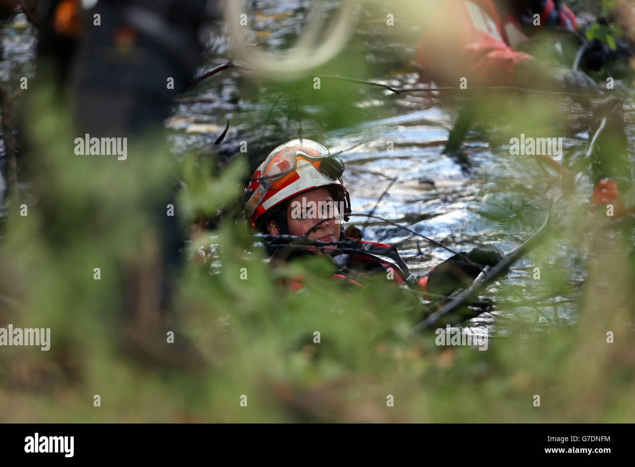 Spezialisten des Londoner Feuerwehr-Teams für städtische Such- und Rettungsdienste räumen das Ufer des Flusses Brent in Hanwell, West-London, auf der Suche nach der vermissten Alice Gross. Stockfoto