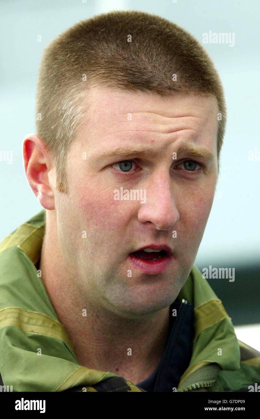 Diver Gareth Spence von der Royal Navy, der einen der Besatzungsmänner der HMCS Chicoutimi (Submarine) rettete, während eines kurzen Interviews auf HMS Montrose Sunday HMCS Chicoutimi, als das kanadische U-Boot den Clyde zur HM Clyde Faslane Basis abschleppte. Das U-Boot, das an Bord 300 Meilen vor der Küste Schottlands Feuer hatte, wurde von einer britischen und kanadischen Fregatte und mehreren kleineren Schiffen in den Hafen gebracht. Stockfoto