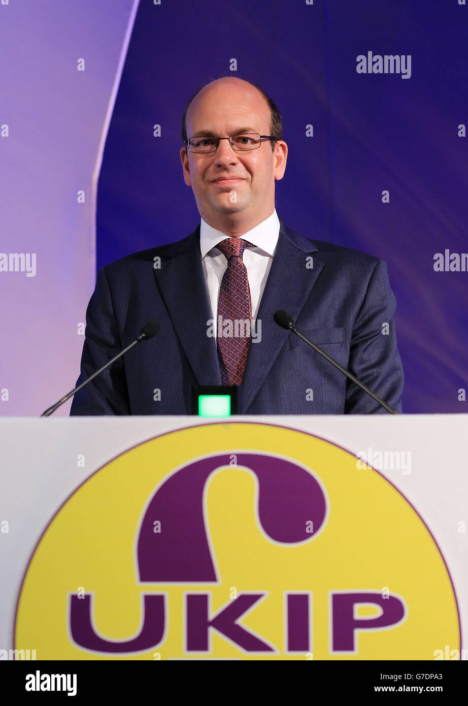 Der konservative Abgeordnete Mark Reckless kündigt während seiner Rede auf der jährlichen Parteikonferenz der UKIP auf dem Doncaster Race Course in Yorkshire seinen Abgang zur UKIP an. Stockfoto