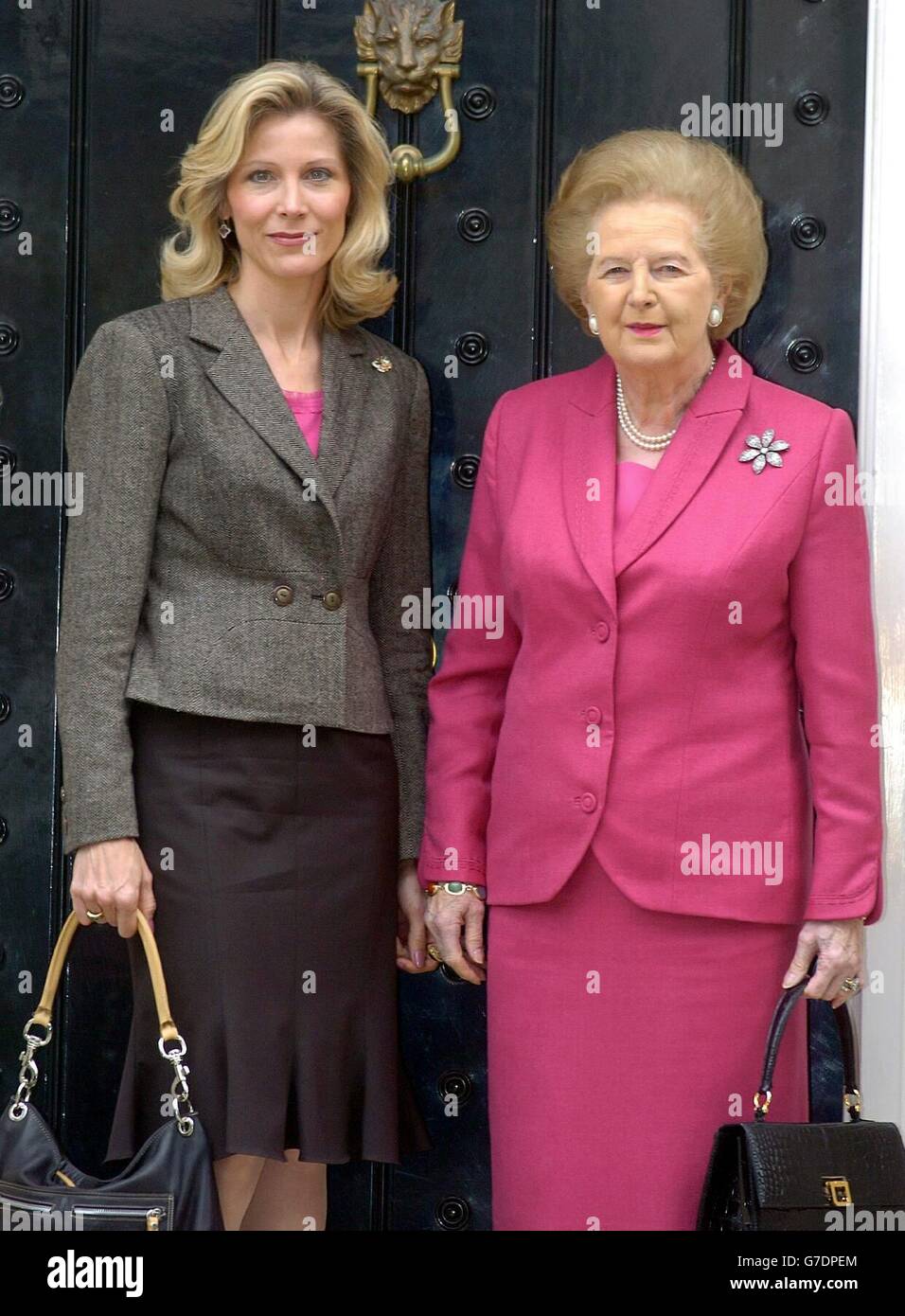 Baroness Thatcher (rechts) mit ihrer Schwiegertochter Diane vor ihrem Haus in Belgravia, London. Ihr Sohn Sir Mark Thatcher wurde mit einem Putschversuch in Äquatorialguinea in Verbindung gebracht. Stockfoto