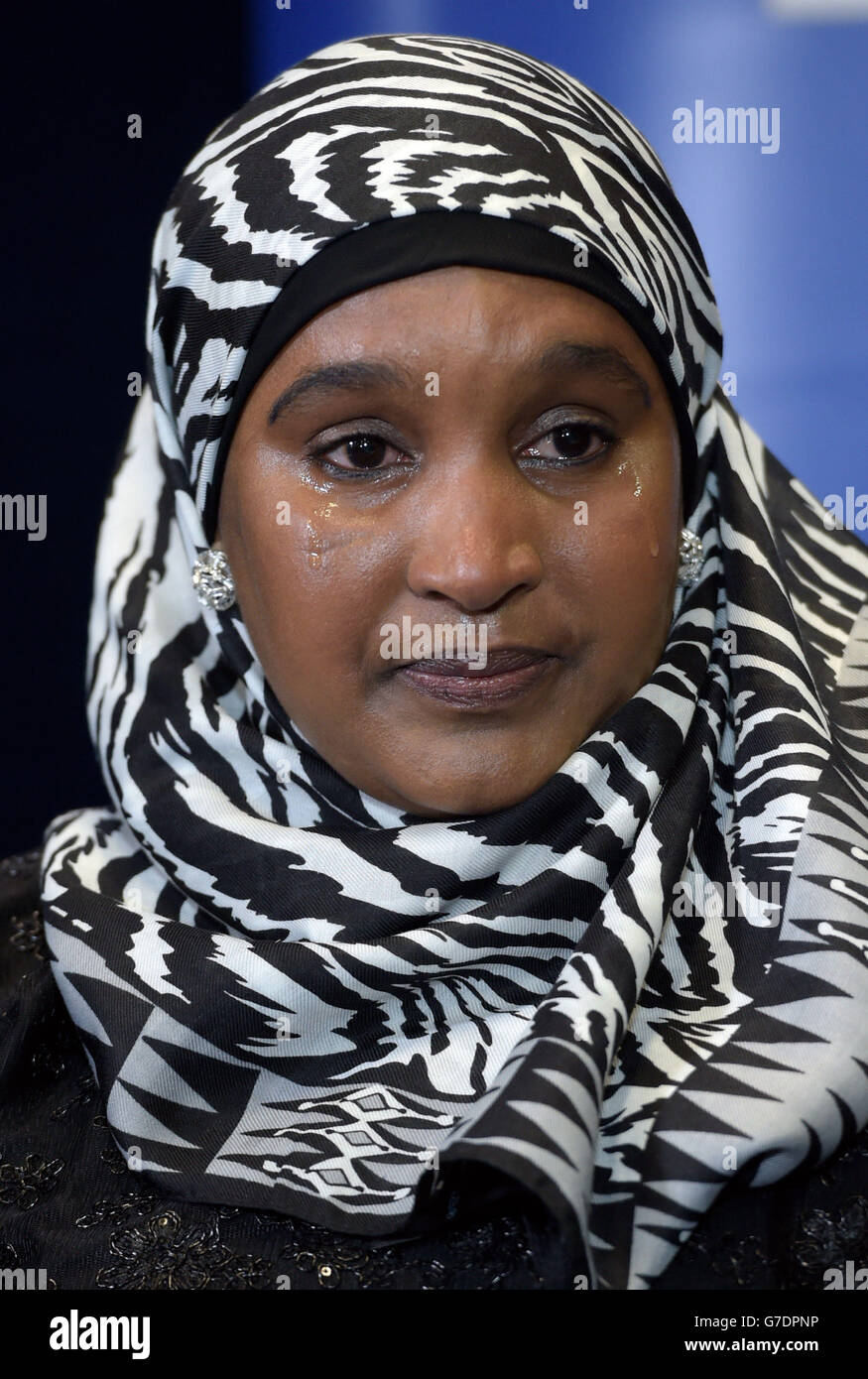 Safiya Hussien, die Mutter der vermissten 15-jährigen Schülerin Yusra Hussien, die nach ihrer Radikalisierung nach Syrien reisen soll, spricht auf einer Pressekonferenz in Bristol und fordert sie auf, nach Hause zu kommen. Stockfoto