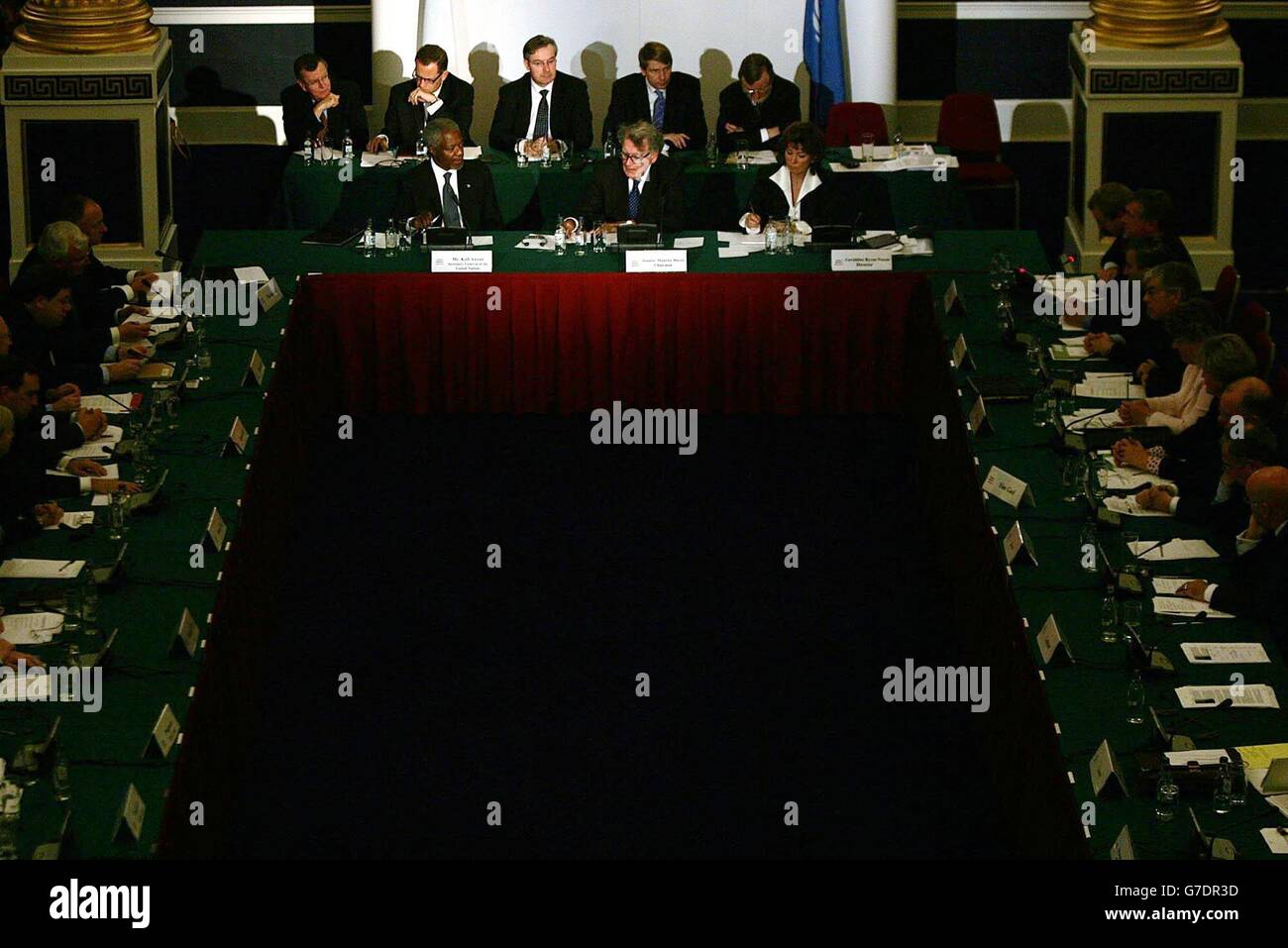 Der Generalsekretär der Vereinten Nationen, Kofi Annan (erste links, zweite Reihe von oben), hielt seine Rede vor dem National Forum on Europe in Dublin Castle, Irland. Herr Annan appellierte heute erneut an alle reichen Länder, die Versprechen in Bezug auf Hilfe und Schuldenerlass einzuhalten, und warnte davor, dass in nur 11 Jahren, um internationale Ziele zu erreichen, jeder seinen Beitrag leisten muss. Stockfoto