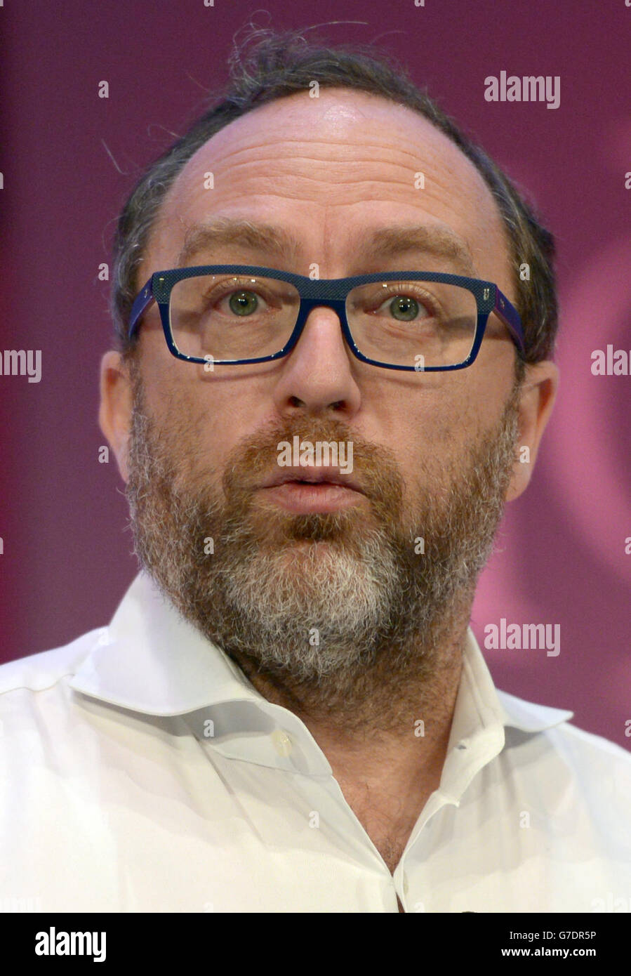 Jimmy Wales, Gründer von Wikipedia, spricht während der Jahrestagung des Institute of Directors in der Royal Albert Hall, London. Stockfoto