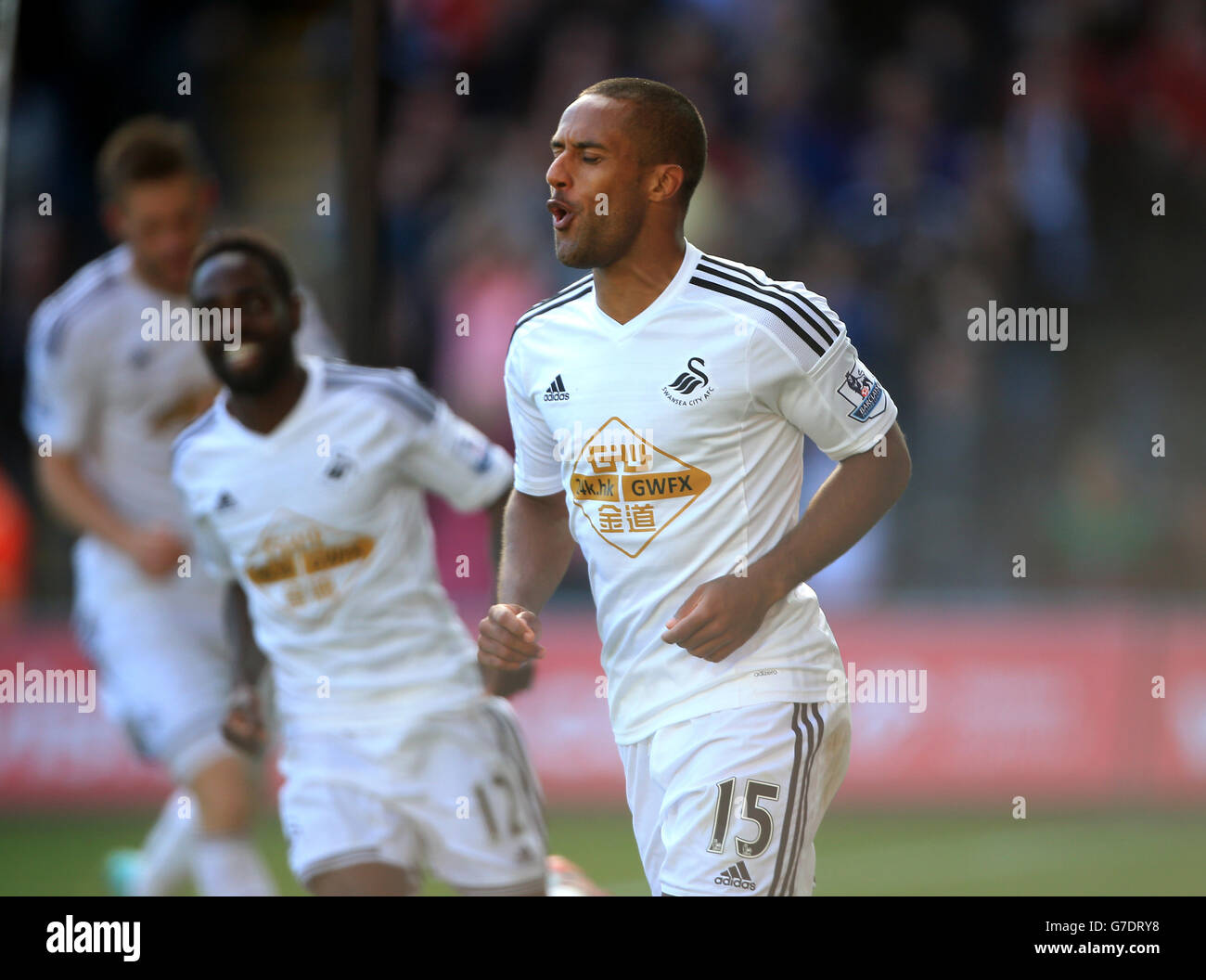 Wayne Routledge von Swansea City feiert beim Spiel der Barclays Premier League im Liberty Stadium, Swansea, das zweite Tor des Spiels seiner Seite. Stockfoto