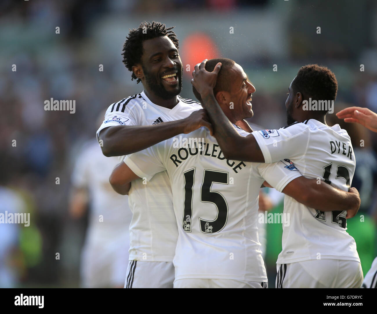 Wayne Routledge von Swansea City feiert beim Spiel der Barclays Premier League im Liberty Stadium, Swansea, das zweite Tor des Spiels seiner Seite. Stockfoto