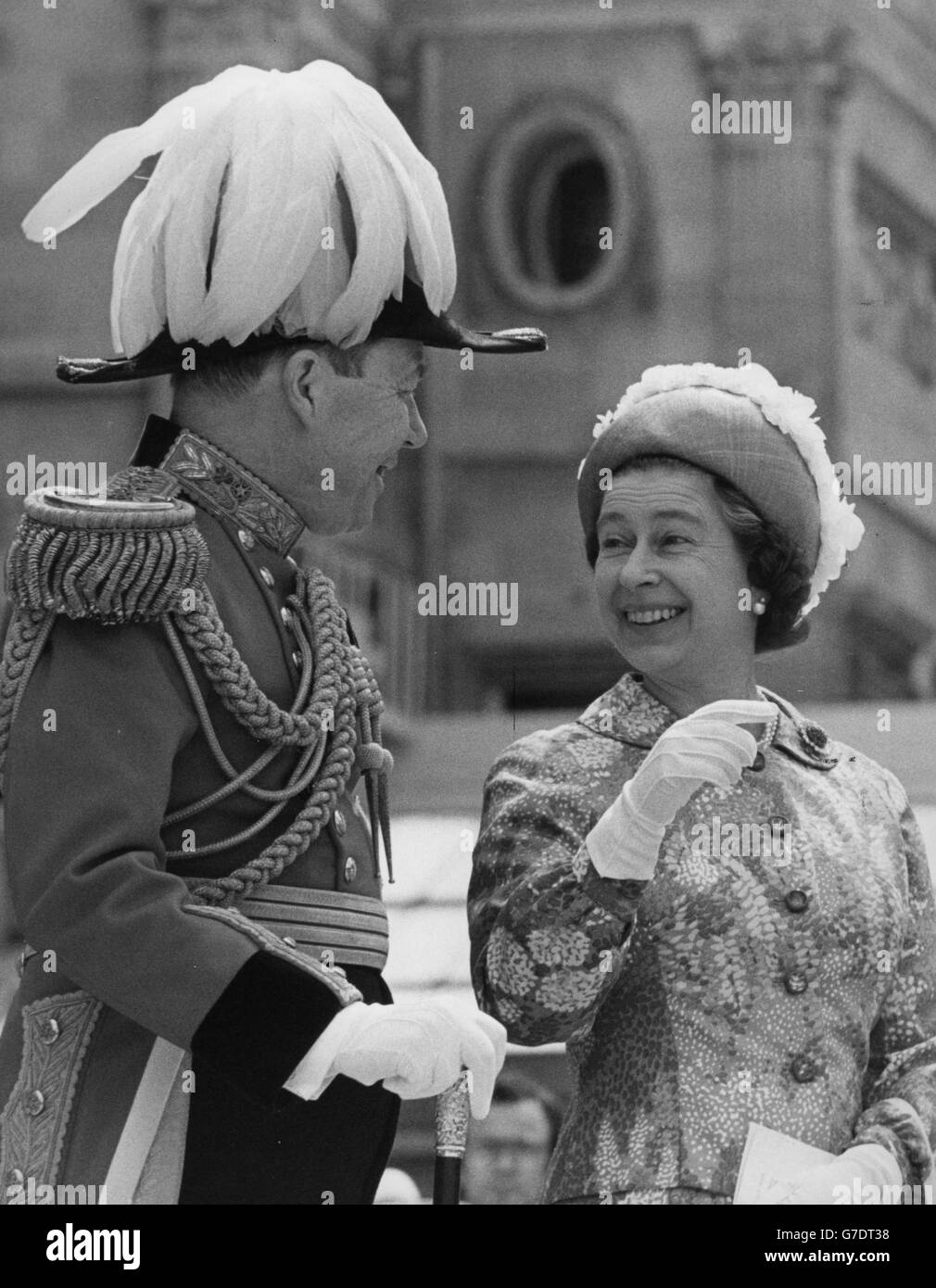 Königin Elizabeth II. Spricht mit Lord Strabolgi, dem Hauptmann der