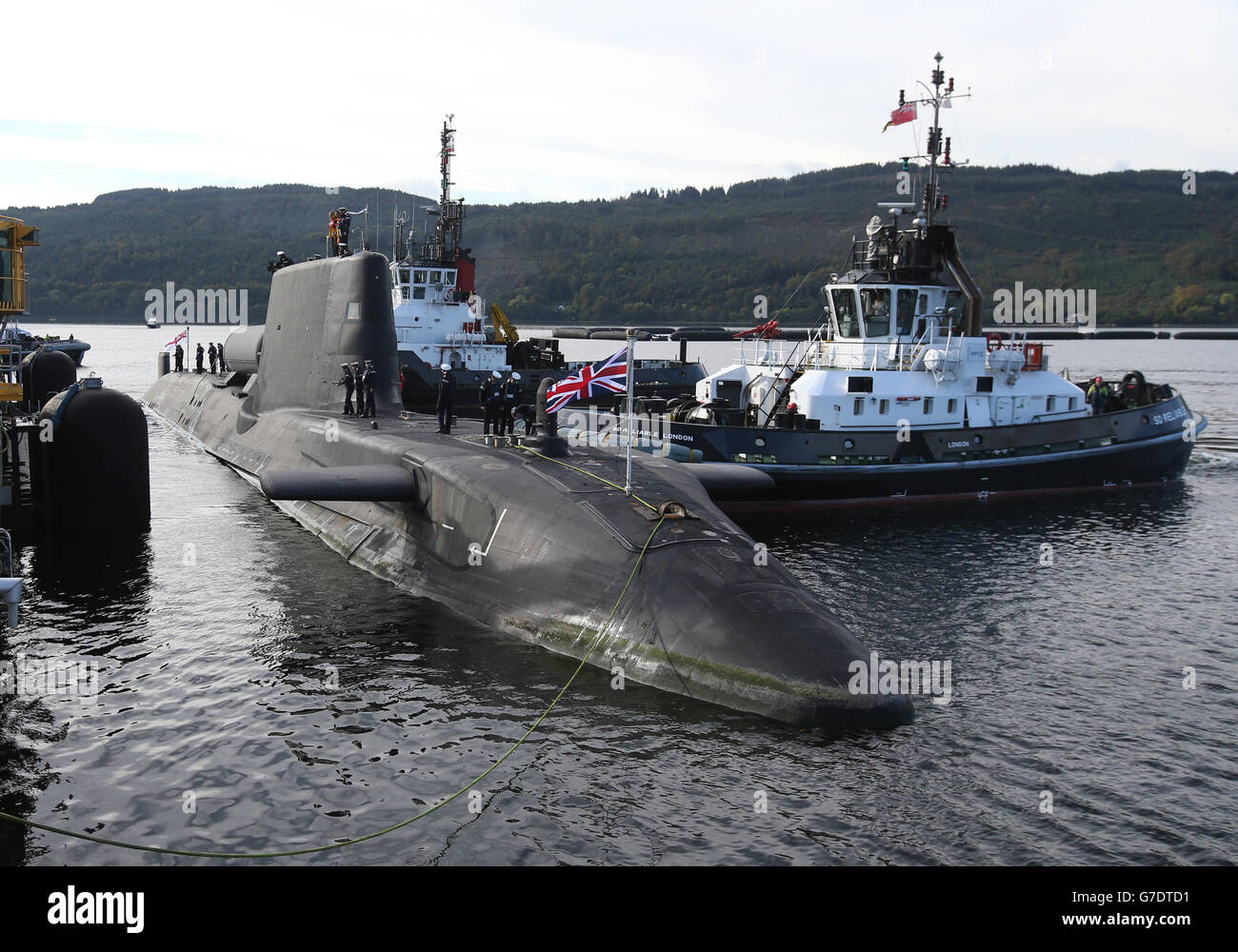 HMS Astute nach der Rückkehr zum HM Naval Base Clyde während einer besonderen Zeremonie nach dem Abschluss seines ersten Einsatzes, wo es zur Präsenz des Vereinigten Königreichs im Mittelmeer beigetragen hat. Stockfoto