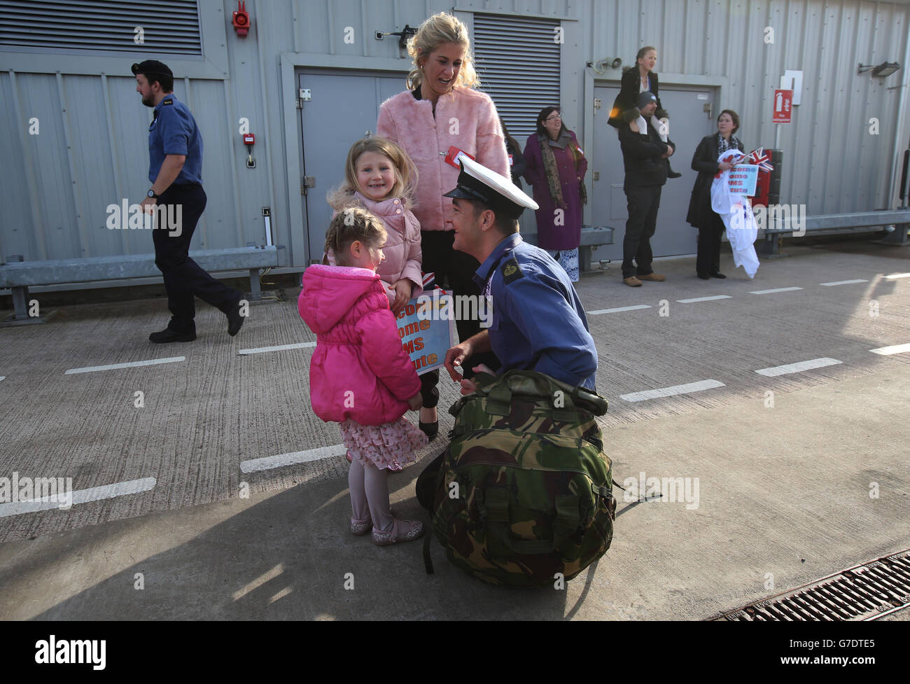 Der Submariner Tony Simpson aus Helensburgh mit seinen Kindern Iyla,7 und Rheana,4 (links) und seiner Frau Jayne nach der Ausschiffung von HMS Astute am HM Naval Base Clyde, Schottland, nach dem Jungferneinsatz der U-Boote im Februar, wo es zur Präsenz Großbritanniens im Mittelmeer beigetragen hat. Stockfoto