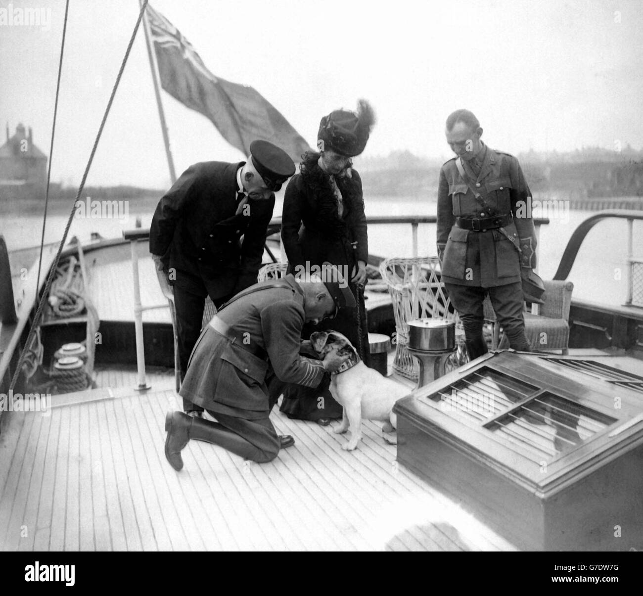 Königin Alexandra inspiziert das Spitalschiff Königin Alexandra und den Schiffshund 'Buller'. Sir Frederick Treves wird vom Hund knieend gesehen. Stockfoto