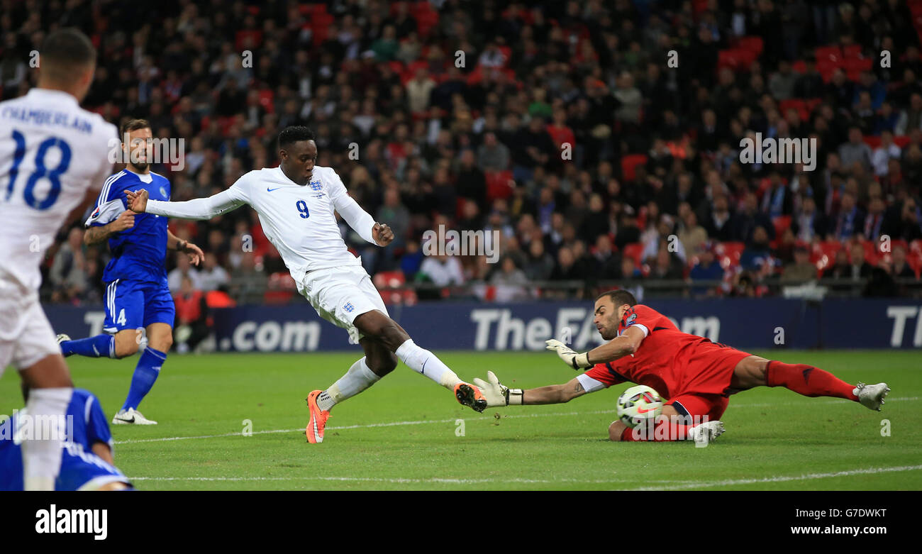 Fußball - UEFA Euro 2016 - Qualifikation - Gruppe E - England / San Marino - Wembley Stadium. Der Engländer Danny Welbeck erzielt beim Qualifikationsspiel der UEFA Euro 2016 im Wembley Stadium, London, das dritte Tor seiner Mannschaft. Stockfoto