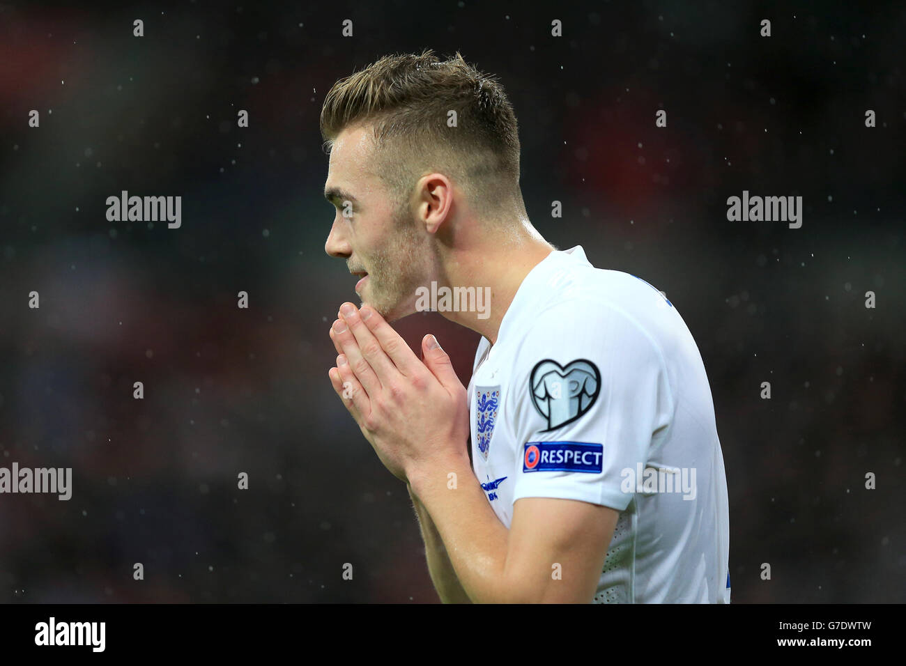 Englands Calum Chambers während des UEFA-Eurospiel 2016 im Wembley-Stadion, London. DRÜCKEN SIE VERBANDSFOTO. Bilddatum: Donnerstag, 9. Oktober 2014. Siehe PA Story SOCCER England. Der Bildnachweis sollte Mike Egerton/PA Wire lauten. Die Nutzung unterliegt FA-Beschränkungen. Kommerzielle Nutzung nur mit vorheriger schriftlicher Zustimmung des FA. Keine Bearbeitung außer Zuschneiden. Rufen Sie +44 (0)1158 447447 an, oder besuchen Sie www.paphotos.com/info/, um alle Einschränkungen und weitere Informationen zu erhalten. Stockfoto