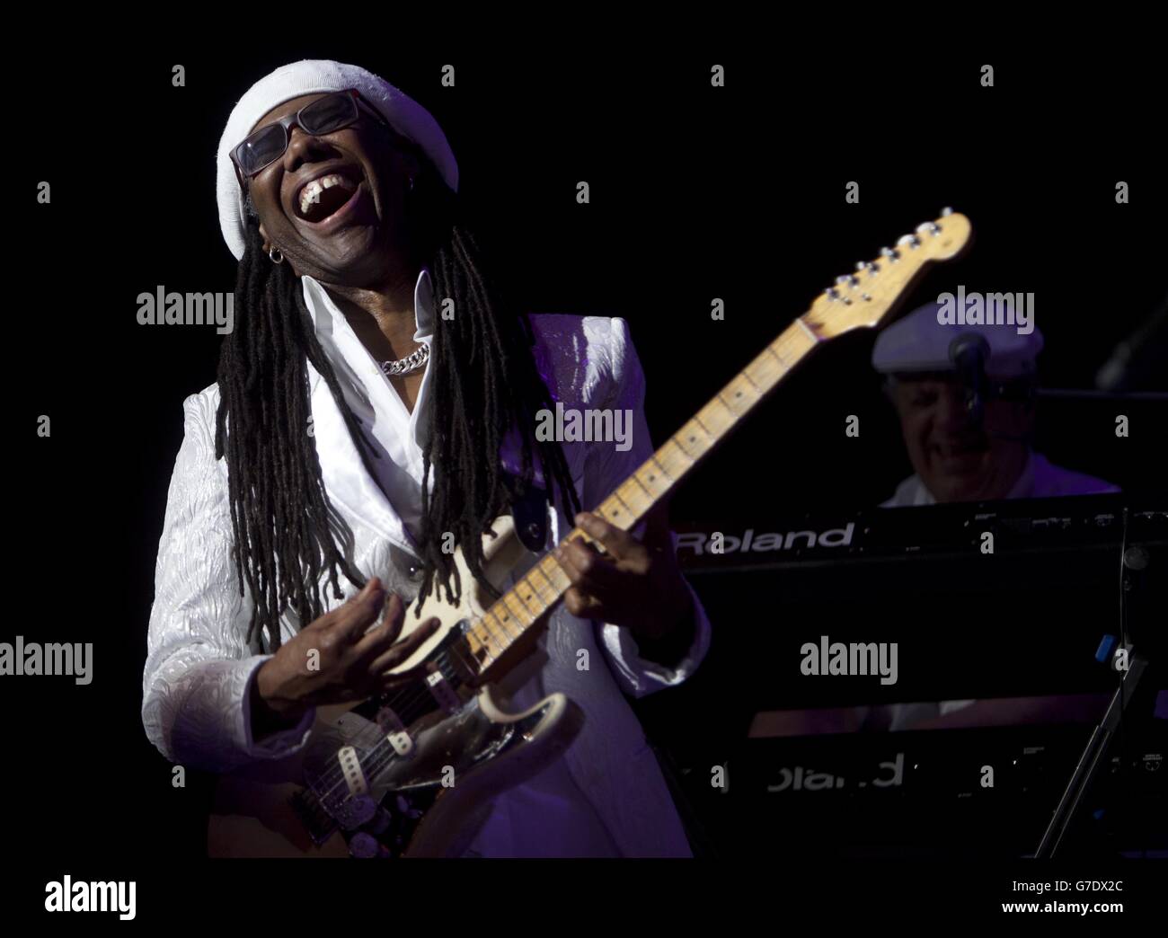 Der Musiker Nile Rodgers tritt im IndigO2 in London auf, bevor er den SCHICKEN Classic Le Freak Remix mit Rudimental und GoThinkBig lanciert – eine Initiative zur Berufserfahrung, die von O2 und Bauer Media ins Leben gerufen wurde. DRÜCKEN Sie VERBANDSFOTO. Bilddatum: Donnerstag, 9. Oktober 2014. GoThinkBig bietet jungen Menschen im ganzen Land die Möglichkeit, ihrer Supergruppe beizutreten. Nile, Rudimental und GoThinkBig haben 100 junge Menschen für die Wiederveröffentlichung von Le Freaks gewonnen, fast 40 Jahre nachdem es zum ersten Mal in den US- und UK-Charts Platz eins war. Bildnachweis sollte lauten: David Parry/PA Wire Stockfoto