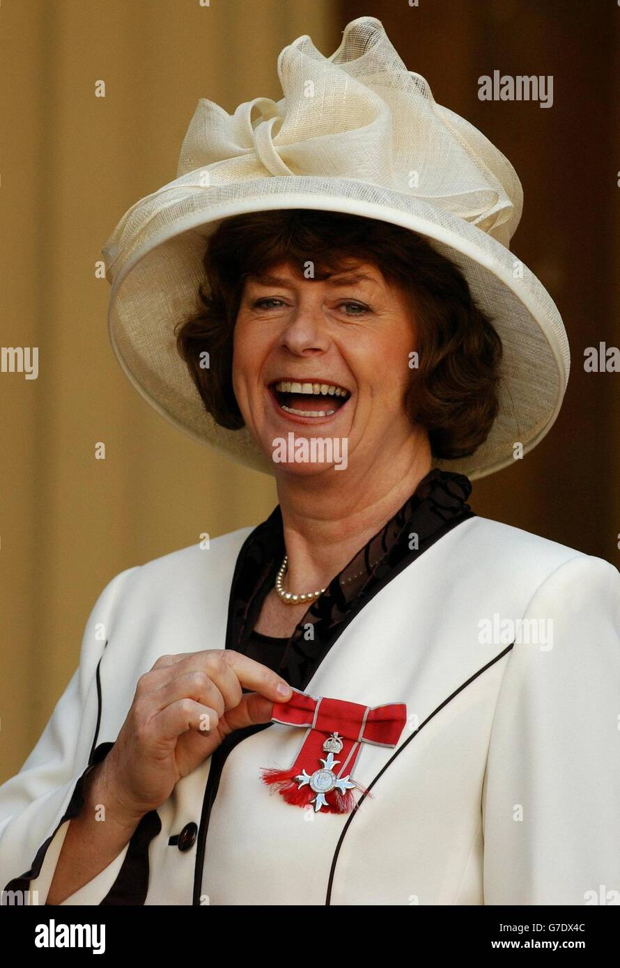 Die Dichterin Pam Ayres im Buckingham Palace, nachdem sie ihre MBE für Literatur- und Unterhaltungsveranstaltungen von der Queen gesammelt hatte. Berühmt für ihre bodenständige Poesie und ihren West Country Burr sagte die 57-Jährige, dass sie die Zeremonie „nervenaufreibend“ fand. Miss Ayres, die mit ihrem Mann Dudley Russell und ihren beiden Söhnen in Cirencester, Gloucestershire, lebt, hat zahlreiche Gedichte zu alltäglichen Themen geschrieben - ich wünschte, ich hätte mich umgesehen, dass die Zähne zu ihren bekanntesten gehören. Stockfoto