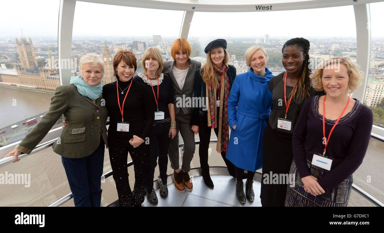 (Von links) Julie Walters, Kathy Lette, Rachel Johnson, Mary Portas, Natascha McElhone, Stella CREASY MP, Christine Ohuruogo und Cathy Newman posieren, während sie Mädchen der Dunraven School in Streatham on the London Eye im Rahmen der Aktivitäten des Southbank Centre anlässlich des dritten UN International Day of the Girl, London. Stockfoto