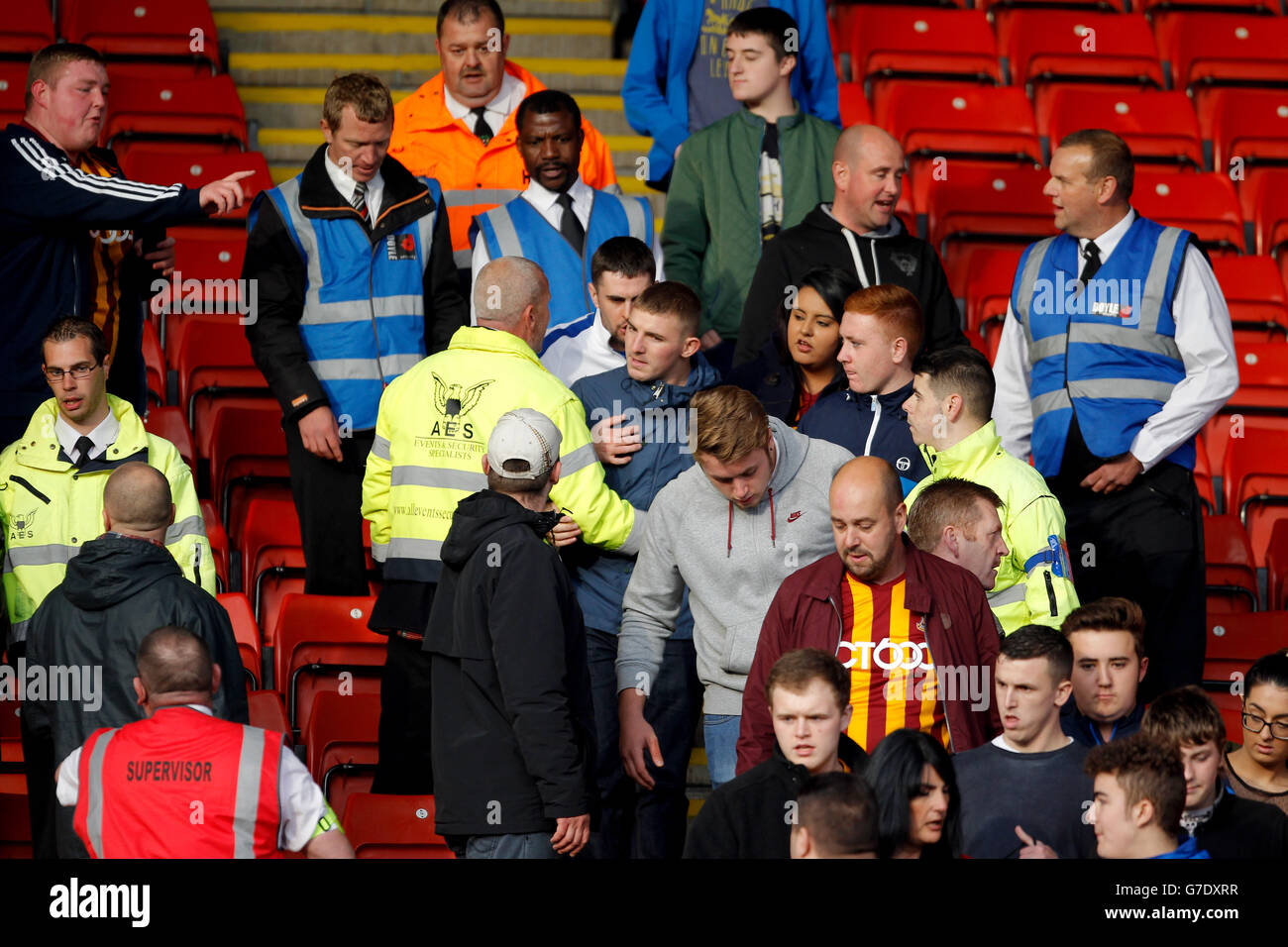 Fußball - Sky Bet Championship - Barnsley gegen Bradford City - Oakwell. Im Oakwell Stadium bricht Ärger aus Stockfoto