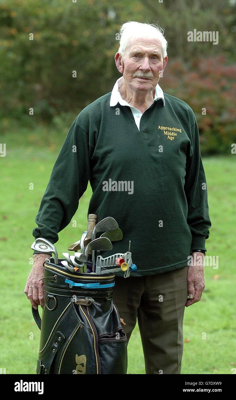 Herr Geoffrey Goronwy-Owen mit seinen Golfschlägern bei sich zu Hause in Denham. Stockfoto