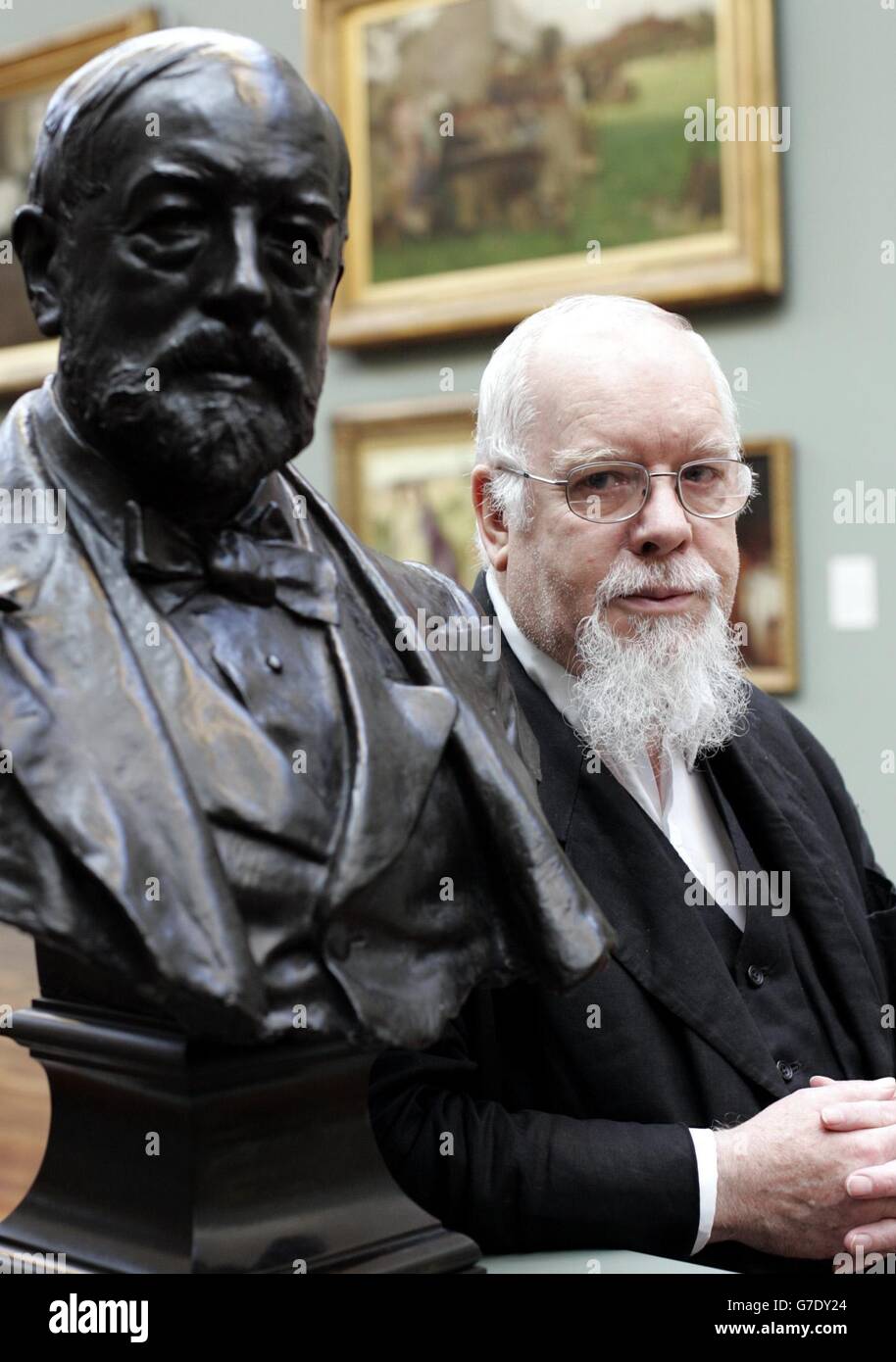 Der Künstler Sir Peter Blake posiert mit einer Büste von Sir Henry Tate während einer Fotoausstellung, um den Start einer neuen Initiative zur Erhaltung und Entwicklung der Sammlung von Tate im Namen der Nation mit einem Engagement von bedeutenden Werken in der Tate Britain in London zu markieren. Stockfoto