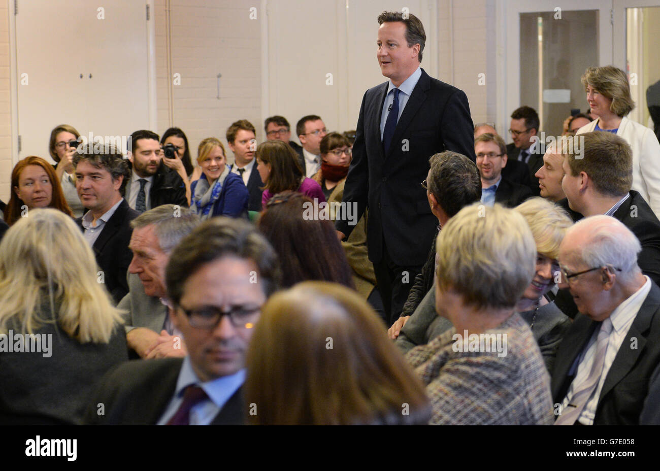 Premierminister David Cameron trifft in der Wainscott Memorial Hall in Rochester ein, um den Mitgliedern der Öffentlichkeit, den beiden Antragstellern der Konservativen Partei, Anna Firth und Kelly Tolhurst für die Nominierung eines Kandidaten bei den anstehenden Nachwahlen von Rochester und Strood, die durch den Abtritt von Mark Reckless an die UKIP im vergangenen Monat gezwungen wurden. Stockfoto