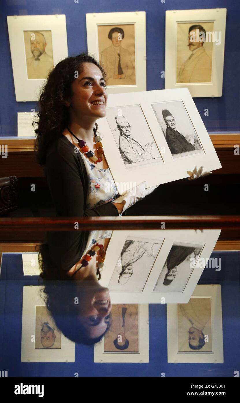 Die Mitarbeiterin der Scottish National Gallery, Adeline Amar, mit Selbstportrait, Nr. 16 1896, Drypoint, von William Strang, ist Teil der Ausstellung Fair Faces, Dark Places: Prints and Drawings von William Strang in der National Gallery in Edinburgh. Stockfoto