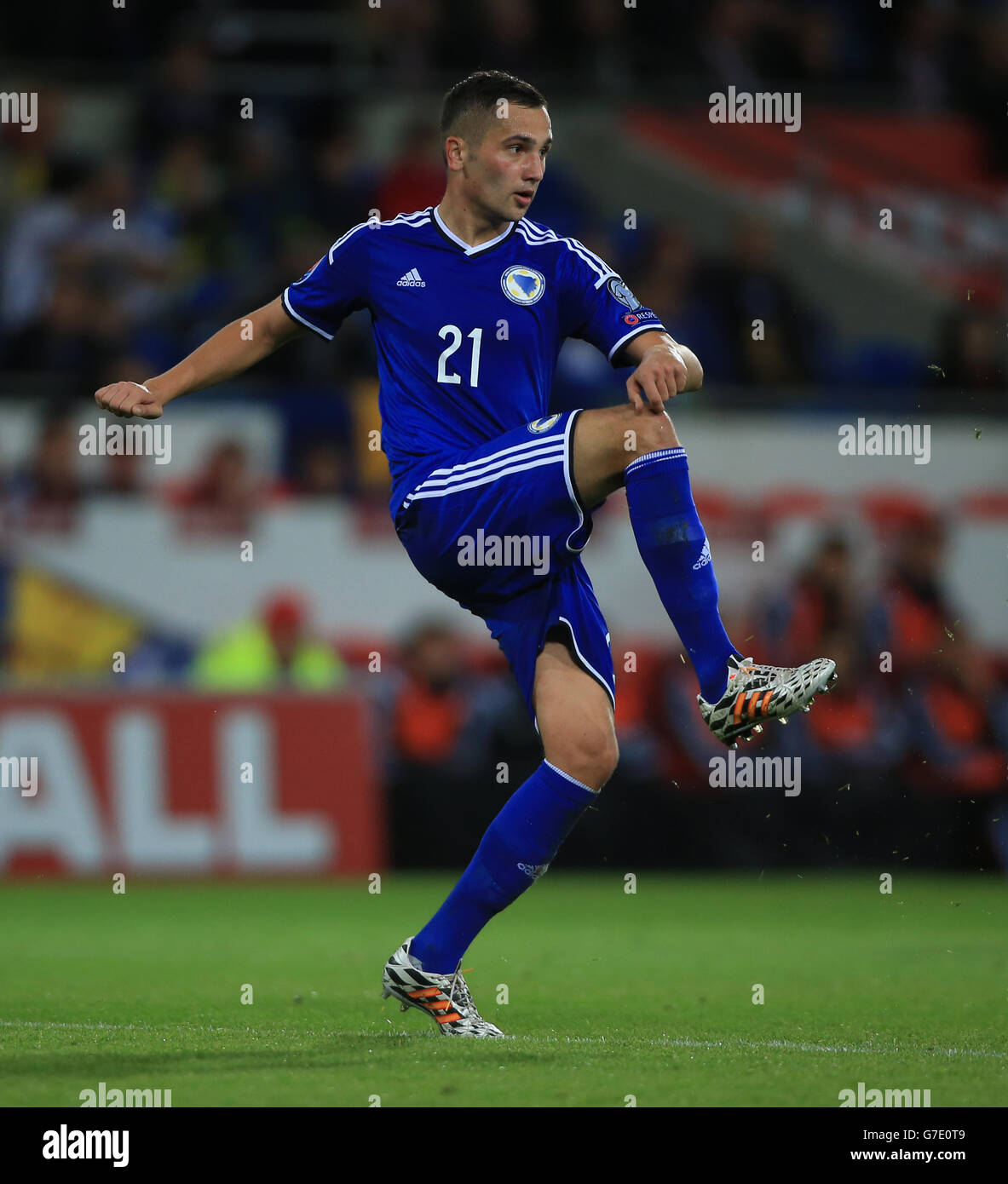 Anel Hadzic aus Bosnien und Herzegowina während des UEFA Euro 2016-Spiels im Cardiff City Stadium, Cardiff. Stockfoto